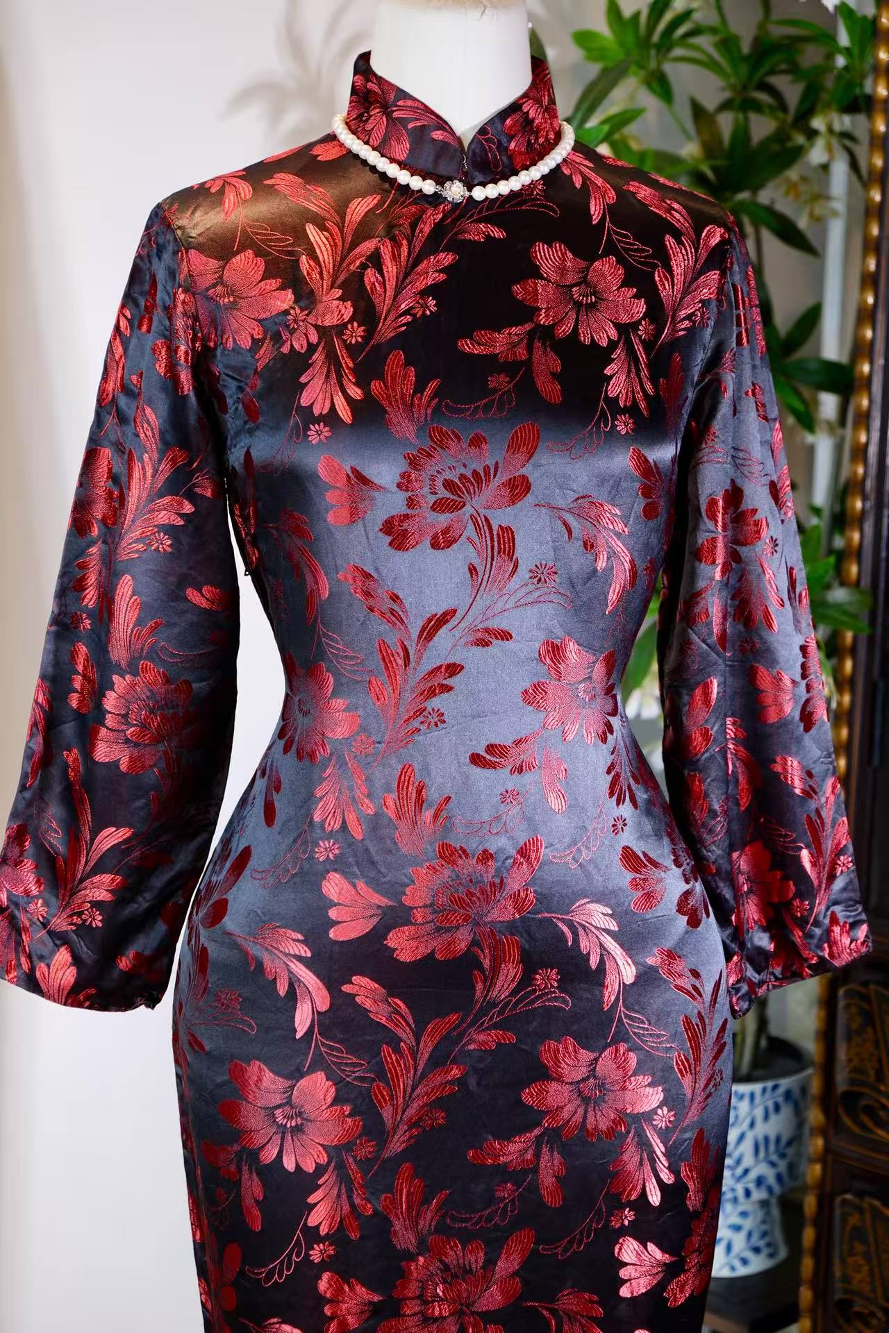 60年代 - 锦缎生香：一件六十年代港产旗袍的时光叙事 | 1960s - Fragrance in Brocade: A Temporal Narrative of a 1960s Hong Kong-Made Cheongsam