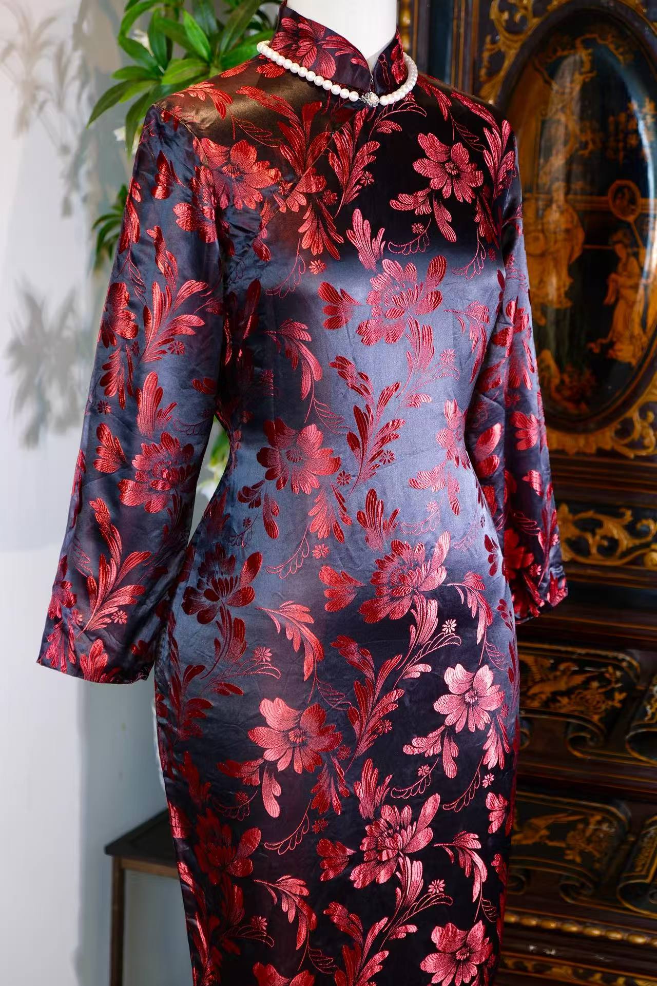 60年代 - 锦缎生香：一件六十年代港产旗袍的时光叙事 | 1960s - Fragrance in Brocade: A Temporal Narrative of a 1960s Hong Kong-Made Cheongsam
