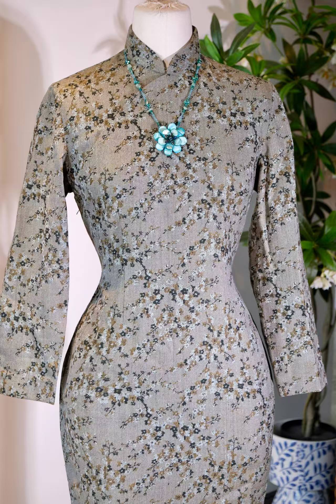 60年代 - 碎金浮影：1960年代香港织锦旗袍 | 1960s - Flickering Gold and Floating Shadows: A 1960s Hong Kong Brocade Cheongsam