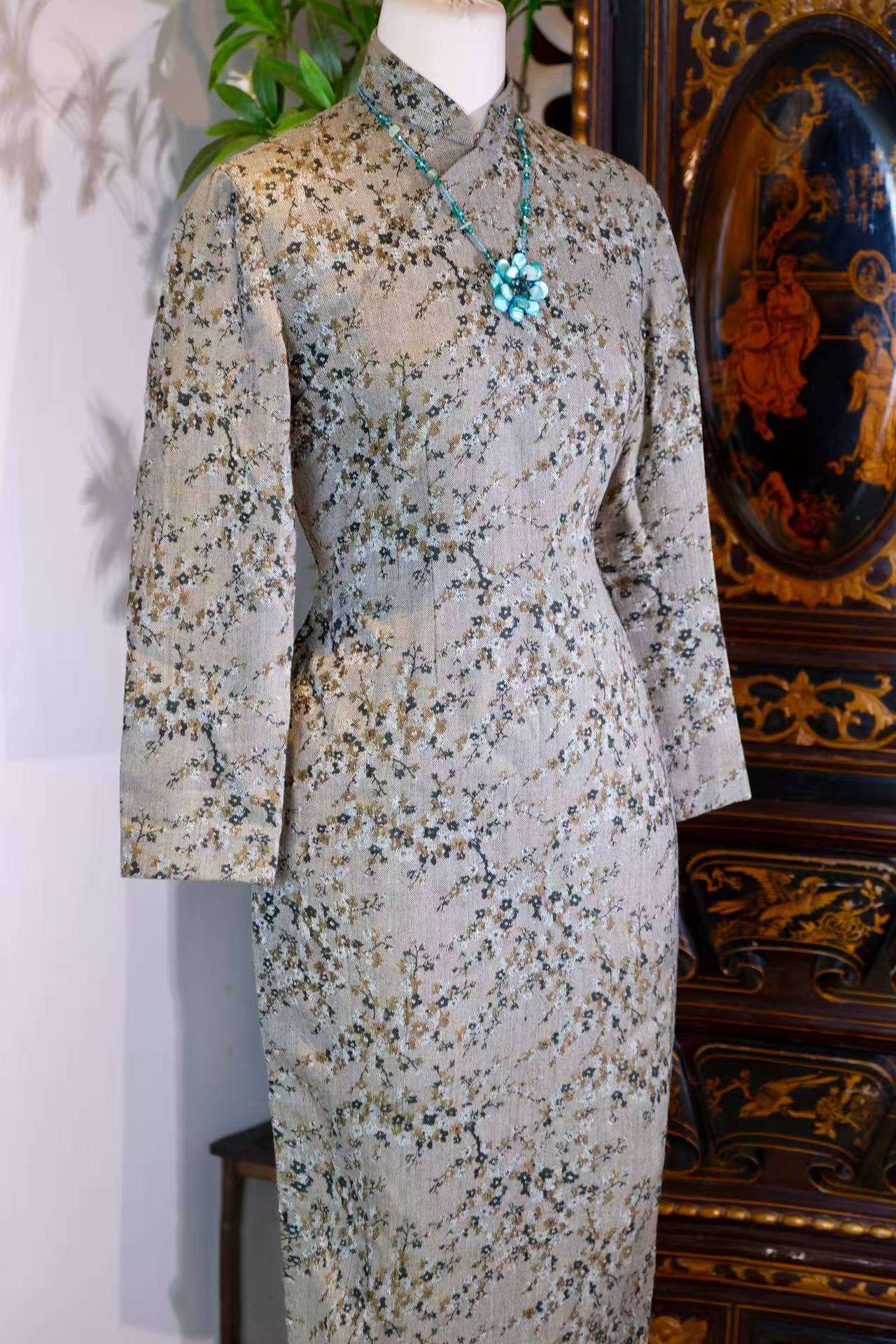 60年代 - 碎金浮影：1960年代香港织锦旗袍 | 1960s - Flickering Gold and Floating Shadows: A 1960s Hong Kong Brocade Cheongsam