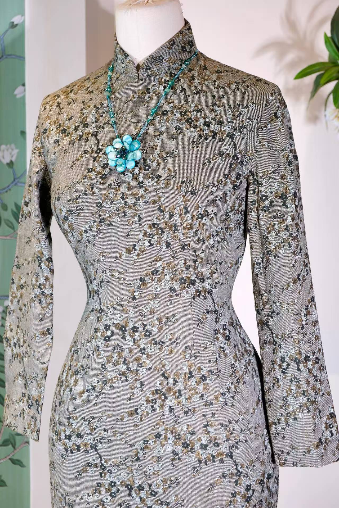 60年代 - 碎金浮影：1960年代香港织锦旗袍 | 1960s - Flickering Gold and Floating Shadows: A 1960s Hong Kong Brocade Cheongsam