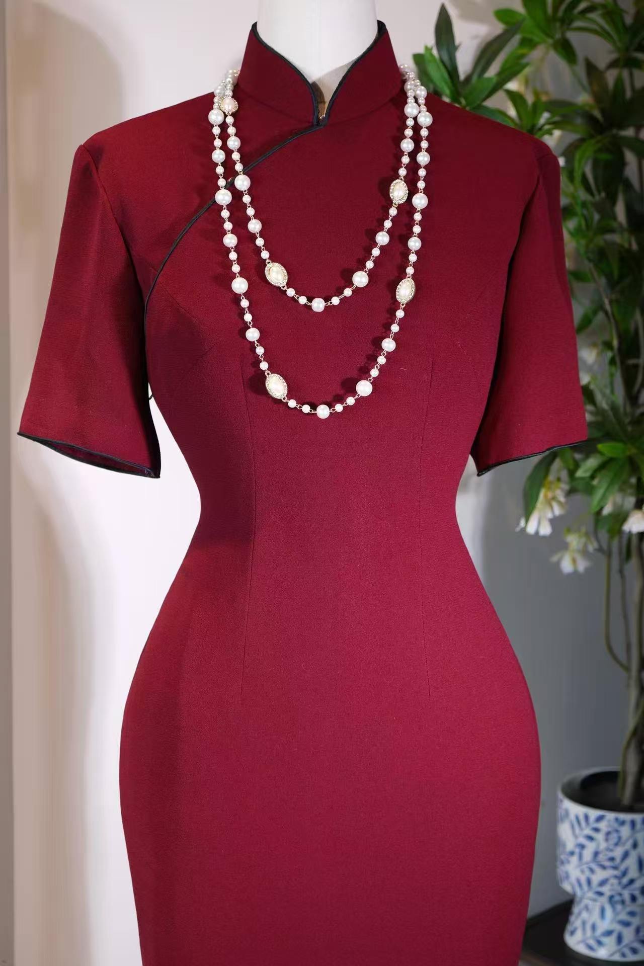 50年代 - 酒红凝脂，五十年代香港羊毛古董旗袍 | 1950s - Wine-Red Serenity: A 1950s Hong Kong Vintage Wool Cheongsam