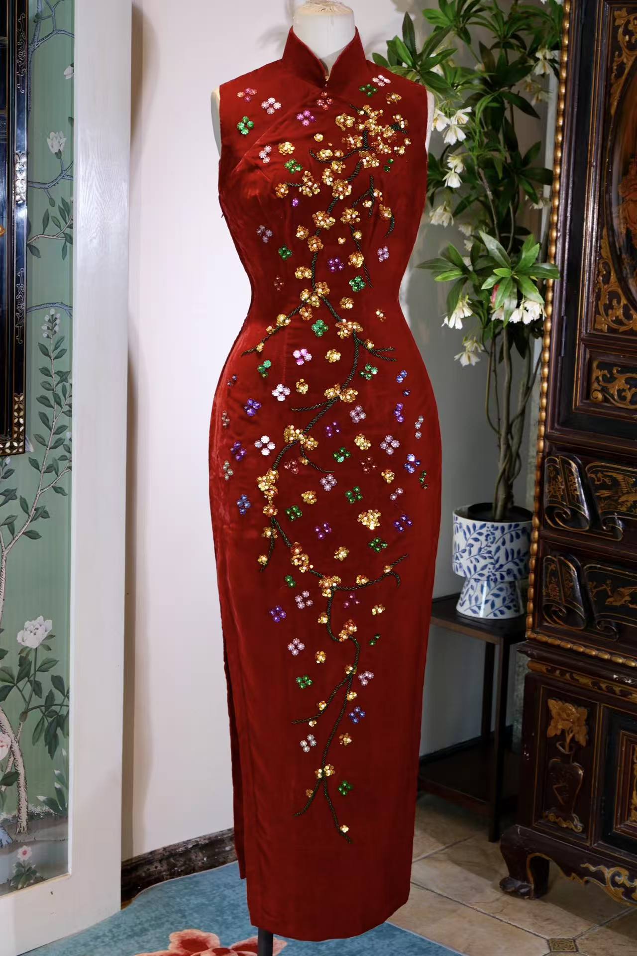 60年代 - 六十年代台湾金丝绒钉珠亮片古董旗袍 | 1960s - Crimson Velvet and Shimmering Stars: A 1960s Taiwan-Made Beaded and Sequined Vintage Cheongsam