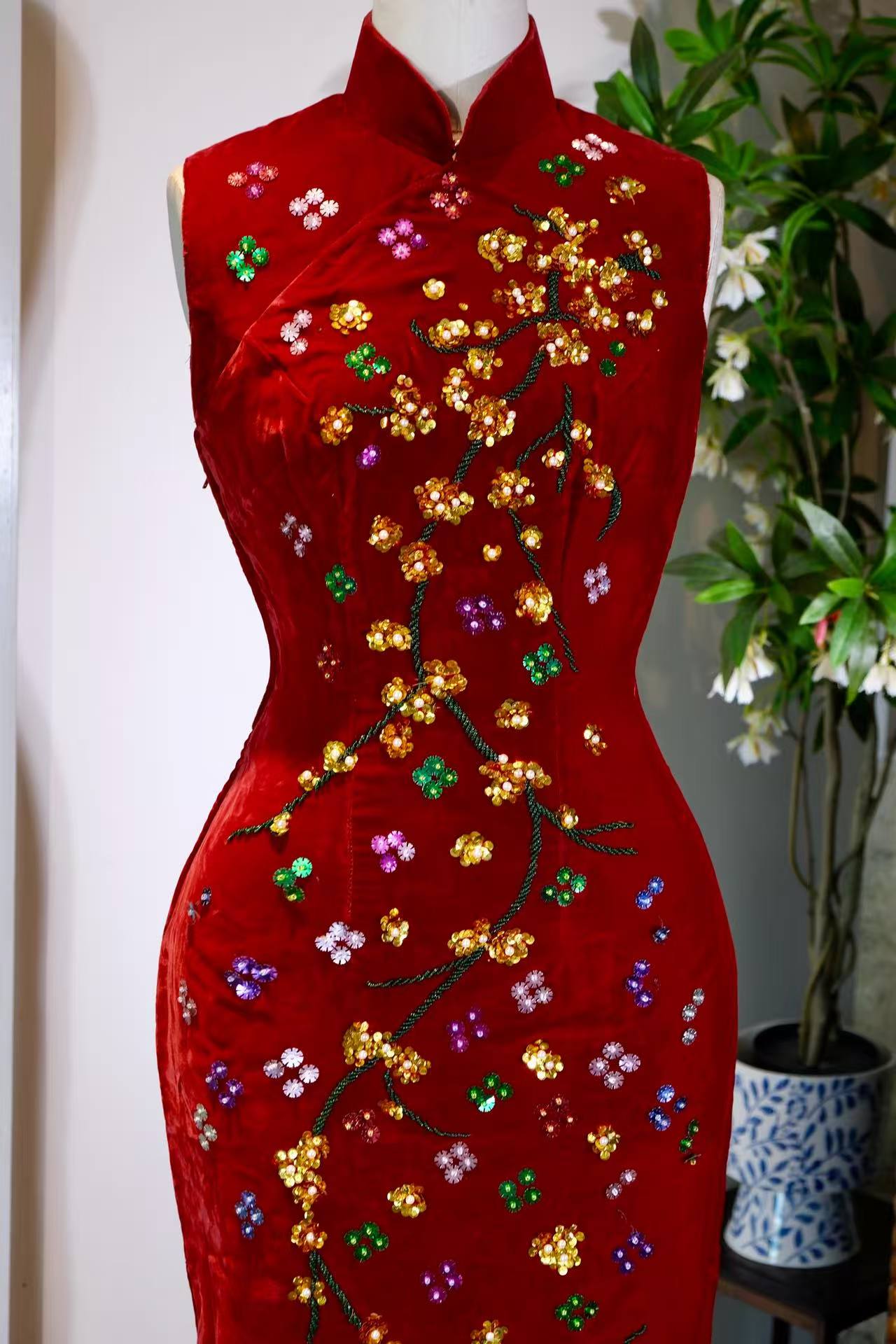 60年代 - 六十年代台湾金丝绒钉珠亮片古董旗袍 | 1960s - Crimson Velvet and Shimmering Stars: A 1960s Taiwan-Made Beaded and Sequined Vintage Cheongsam