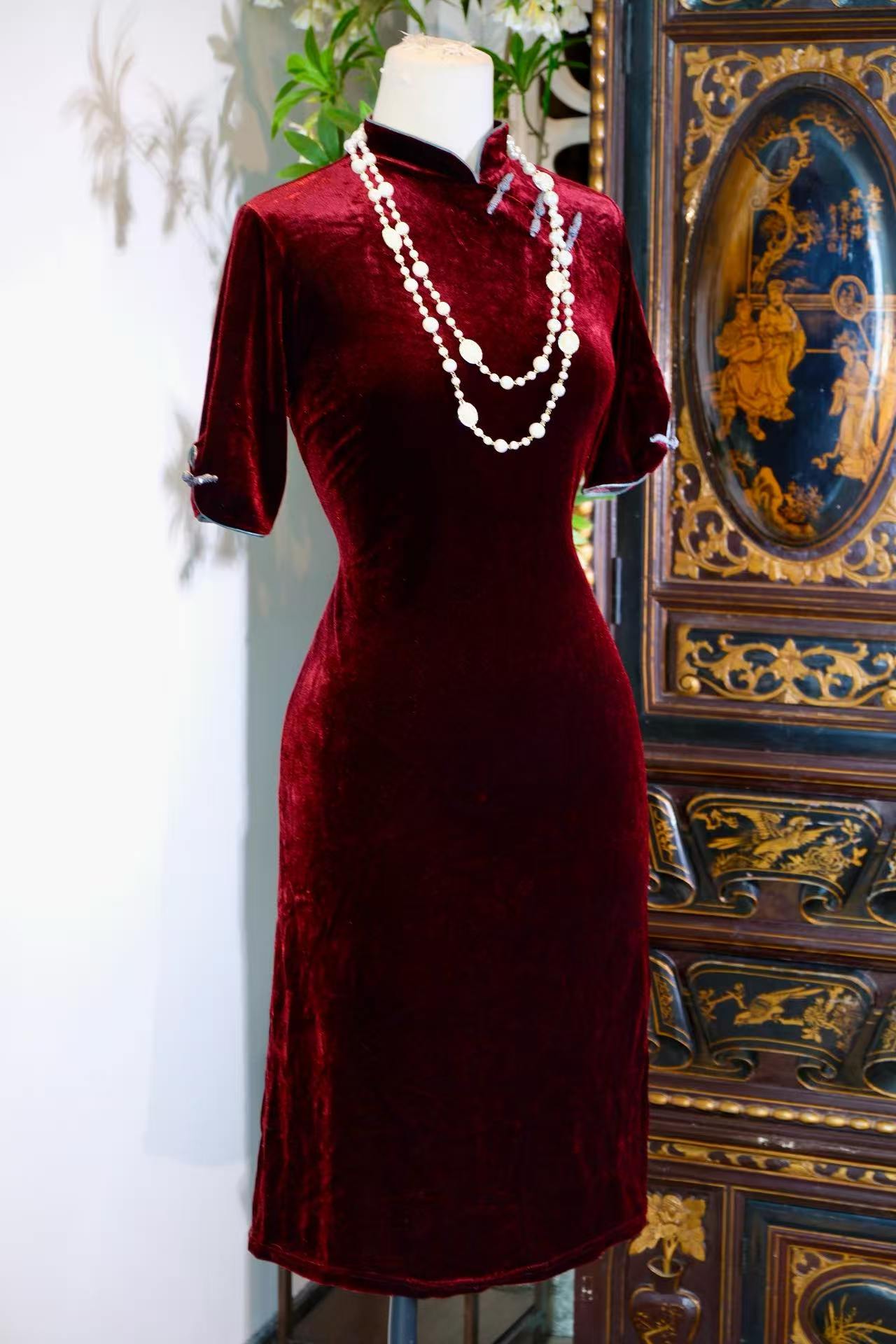 90年代 - 九十年代台湾产金丝绒古董旗袍文案 | 1990s - Amber Luster and Minimalist Grace: A 1990s Taiwan-Made Gold-Silk Velvet Vintage Cheongsam