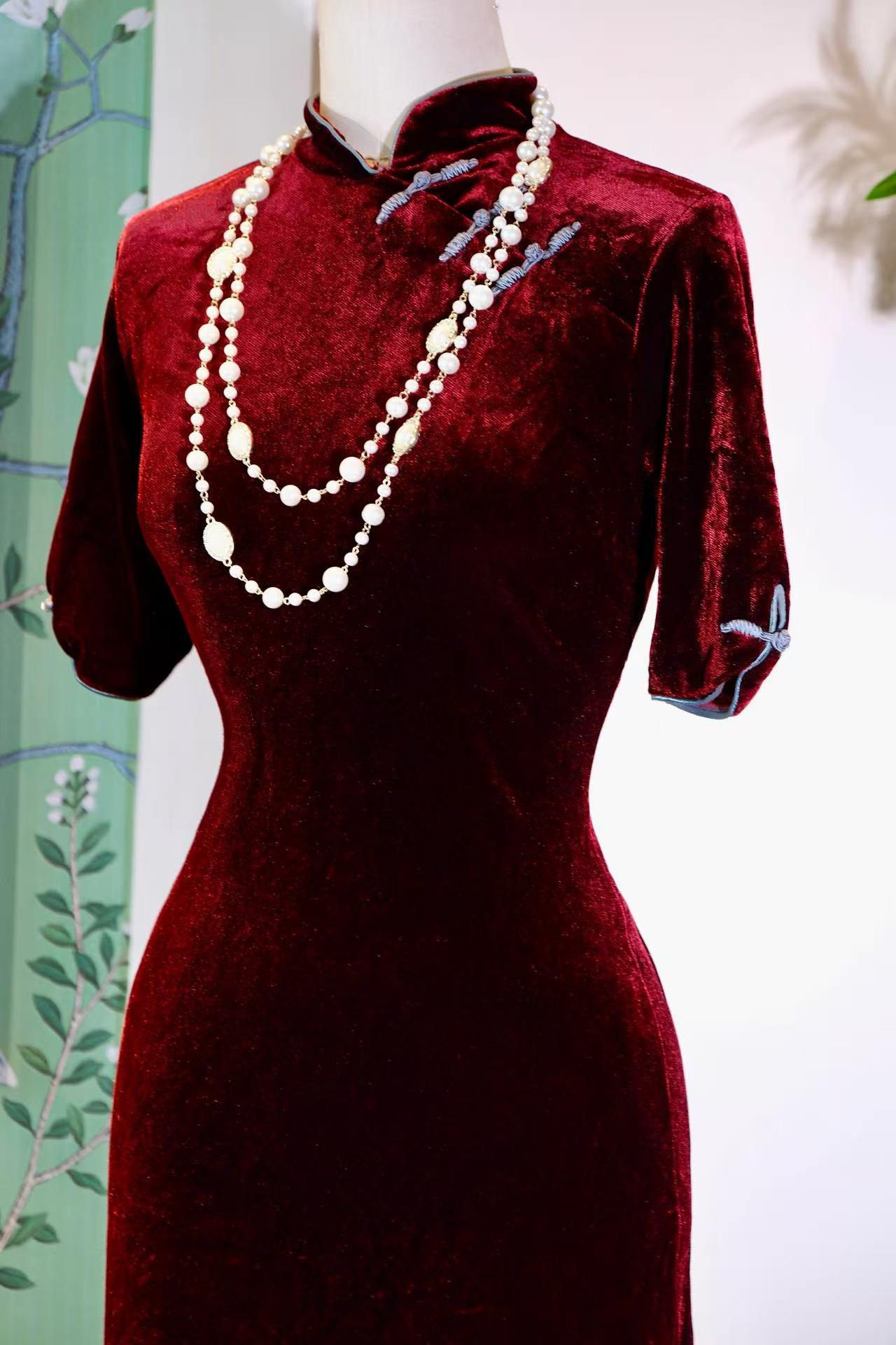 90年代 - 九十年代台湾产金丝绒古董旗袍文案 | 1990s - Amber Luster and Minimalist Grace: A 1990s Taiwan-Made Gold-Silk Velvet Vintage Cheongsam