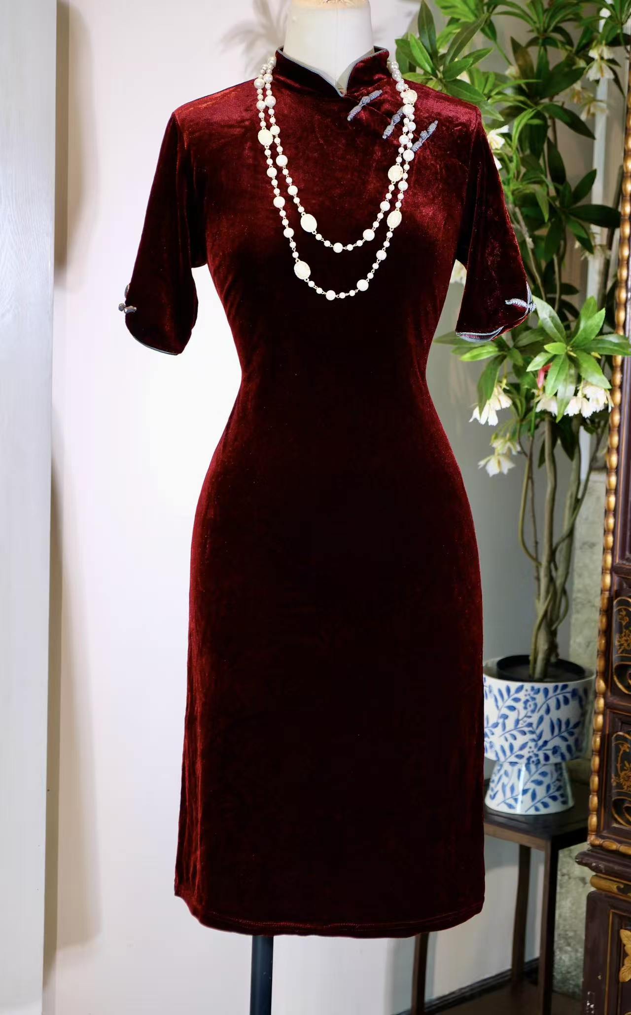 90年代 - 九十年代台湾产金丝绒古董旗袍文案 | 1990s - Amber Luster and Minimalist Grace: A 1990s Taiwan-Made Gold-Silk Velvet Vintage Cheongsam