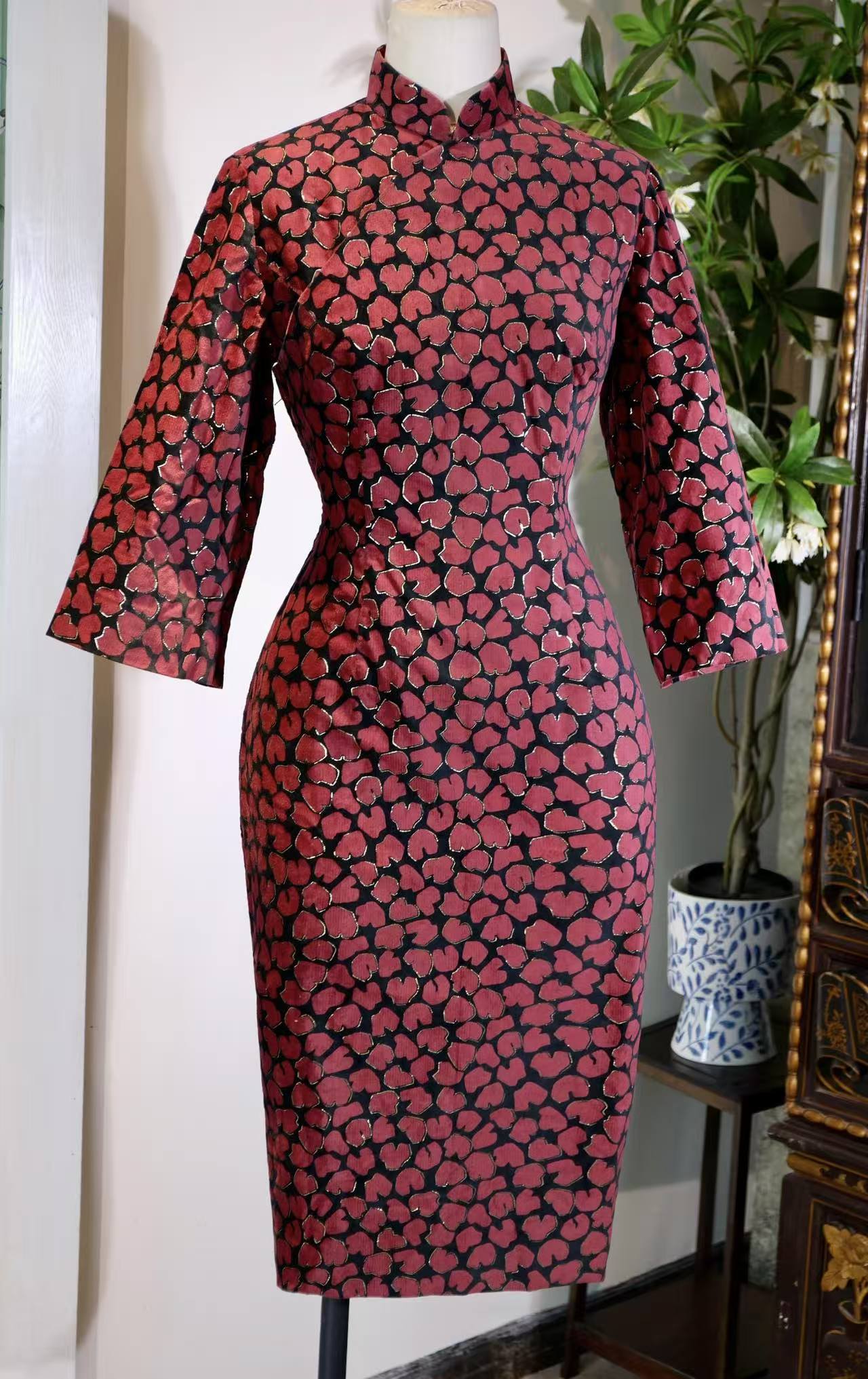 60年代 - 六十年代台湾描金印花旗袍：浮光跃金，豹隐风华 | 1960s - Gold-Traced Leopard Print: Shimmering Light and Hidden Elegance in a 1960s Taiwan Cheongsam