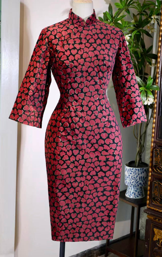 60年代 - 六十年代台湾描金印花旗袍：浮光跃金，豹隐风华 | 1960s - Gold-Traced Leopard Print: Shimmering Light and Hidden Elegance in a 1960s Taiwan Cheongsam