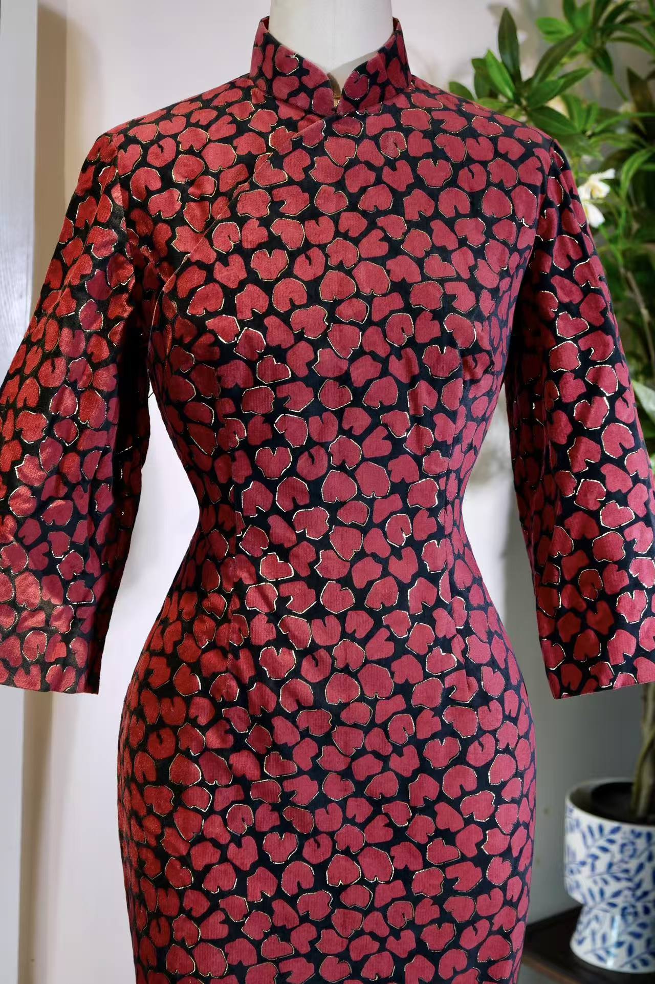 60年代 - 六十年代台湾描金印花旗袍：浮光跃金，豹隐风华 | 1960s - Gold-Traced Leopard Print: Shimmering Light and Hidden Elegance in a 1960s Taiwan Cheongsam