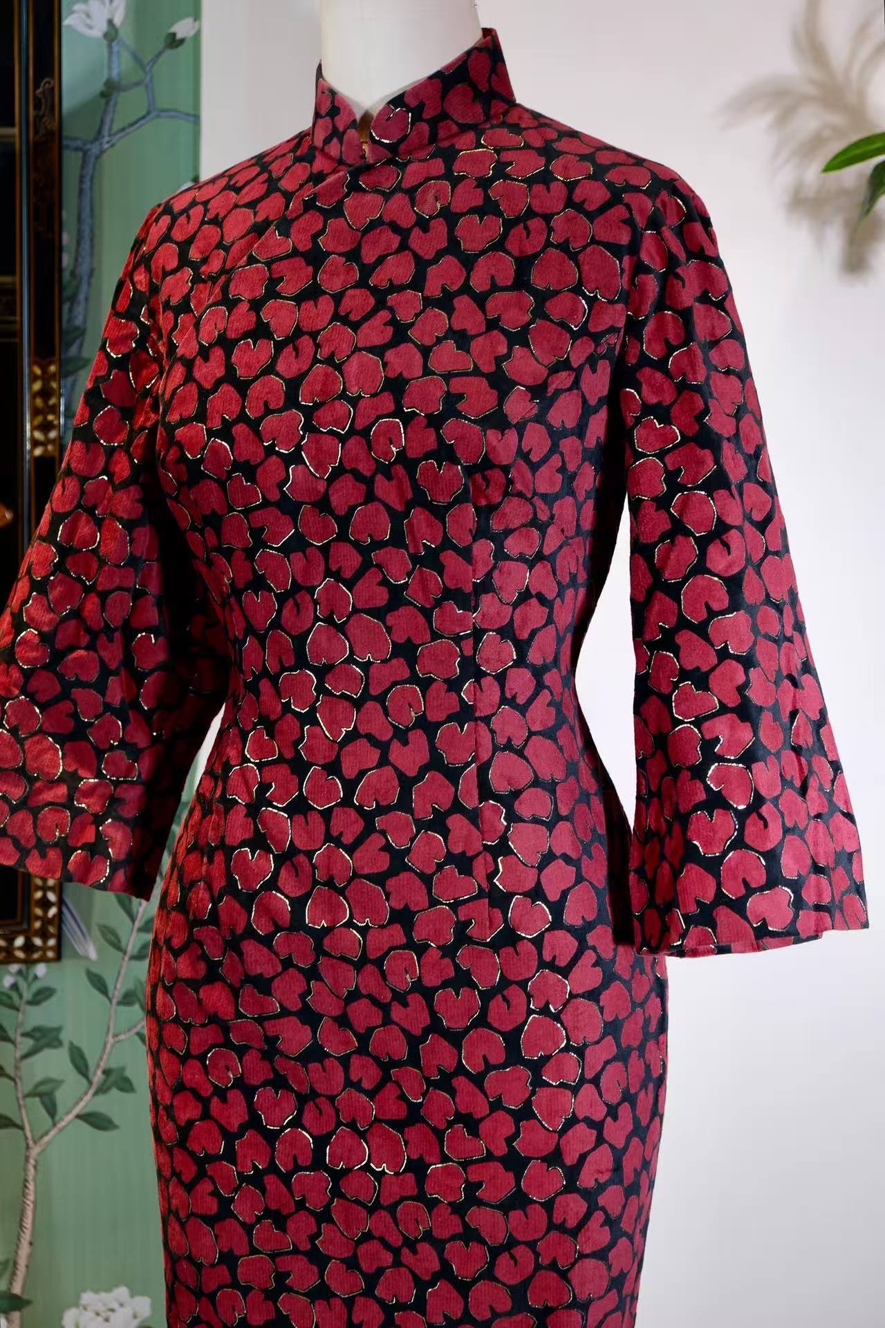 60年代 - 六十年代台湾描金印花旗袍：浮光跃金，豹隐风华 | 1960s - Gold-Traced Leopard Print: Shimmering Light and Hidden Elegance in a 1960s Taiwan Cheongsam