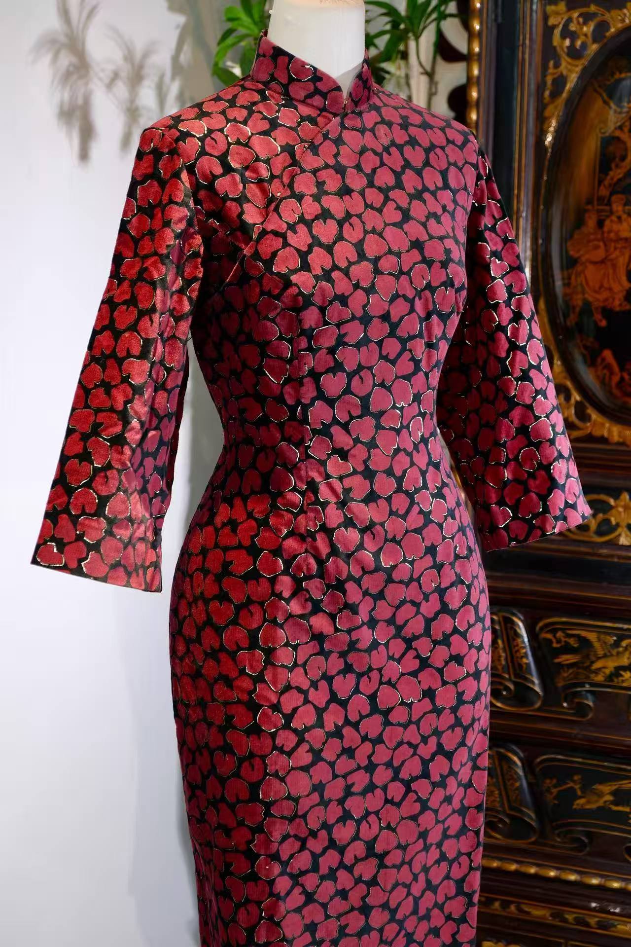 60年代 - 六十年代台湾描金印花旗袍：浮光跃金，豹隐风华 | 1960s - Gold-Traced Leopard Print: Shimmering Light and Hidden Elegance in a 1960s Taiwan Cheongsam