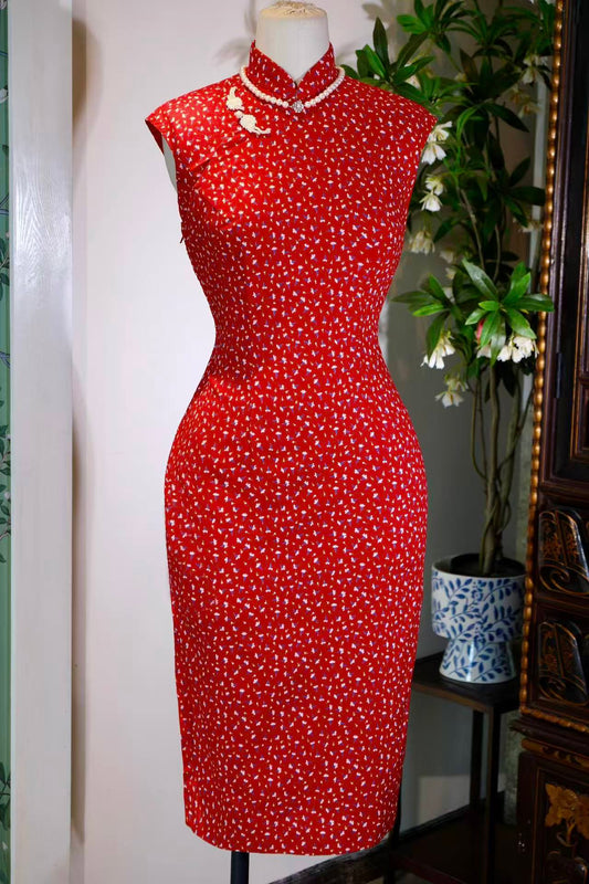 60年代 - 红底碎花旗袍：六十年代台湾的时尚遗珍 | 1960s - Red-Ground Floral Ditsy: A Fashion Relic of 1960s Taiwan