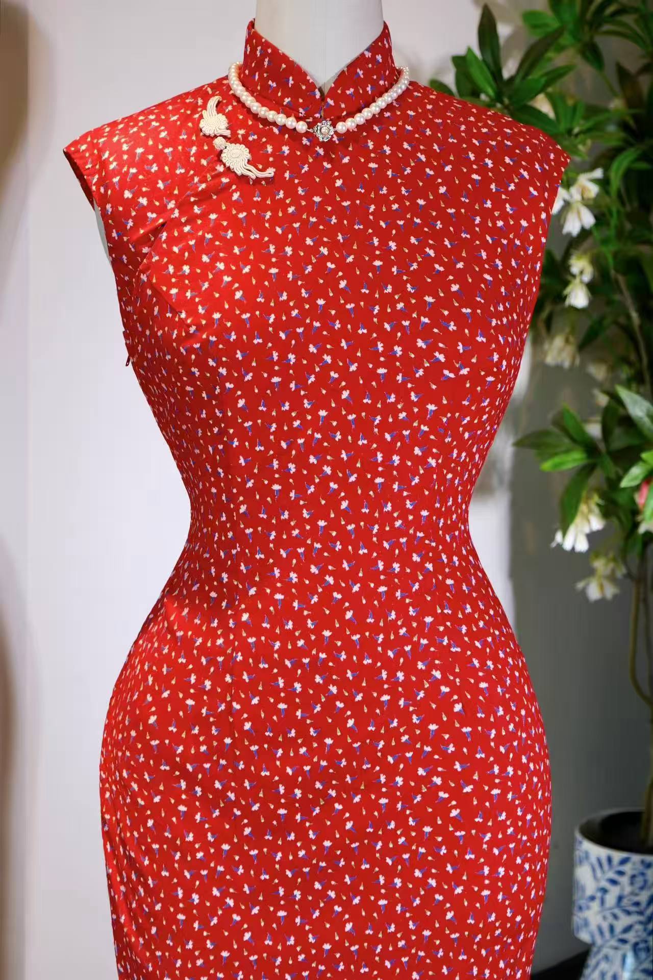 60年代 - 红底碎花旗袍：六十年代台湾的时尚遗珍 | 1960s - Red-Ground Floral Ditsy: A Fashion Relic of 1960s Taiwan