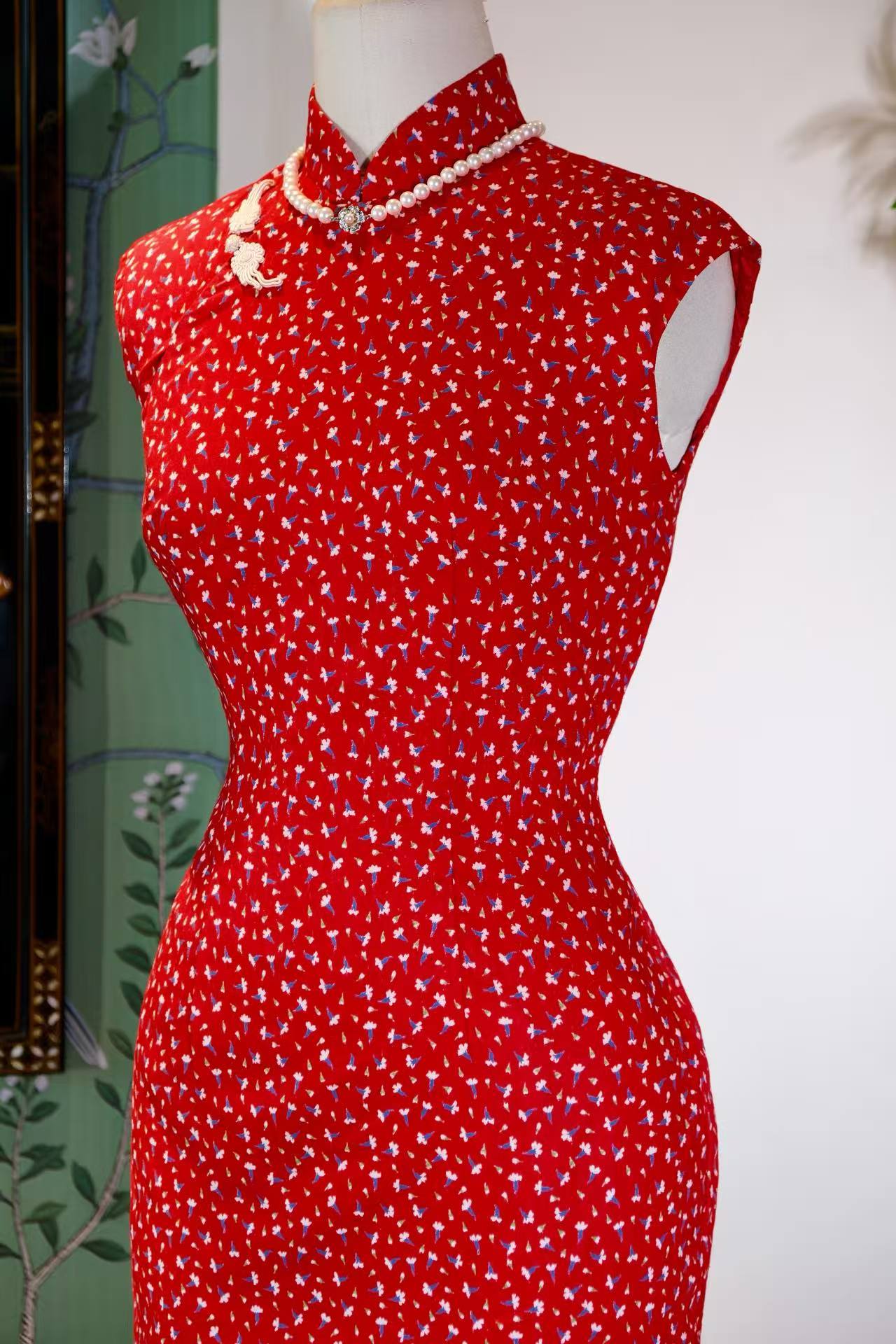 60年代 - 红底碎花旗袍：六十年代台湾的时尚遗珍 | 1960s - Red-Ground Floral Ditsy: A Fashion Relic of 1960s Taiwan