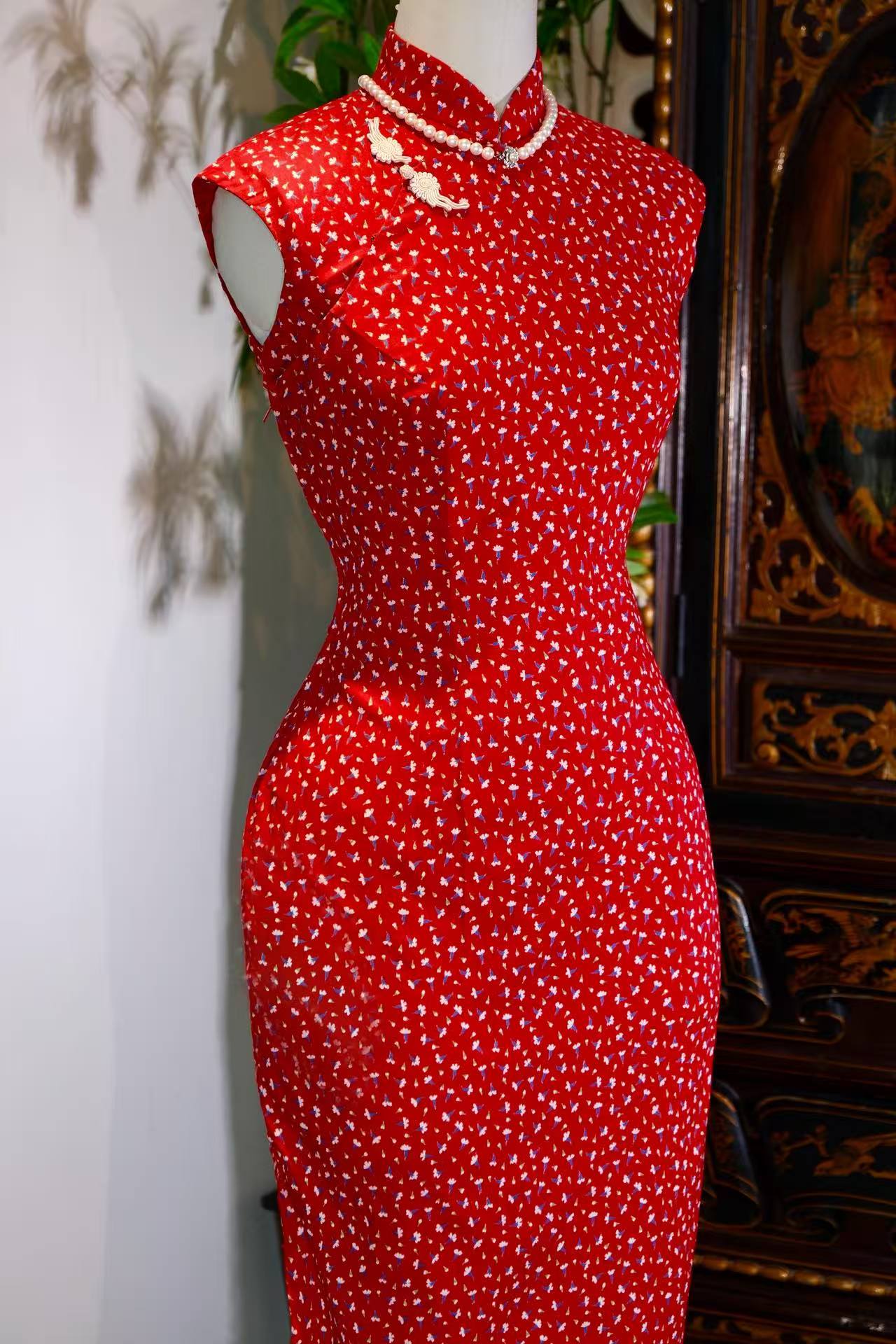 60年代 - 红底碎花旗袍：六十年代台湾的时尚遗珍 | 1960s - Red-Ground Floral Ditsy: A Fashion Relic of 1960s Taiwan
