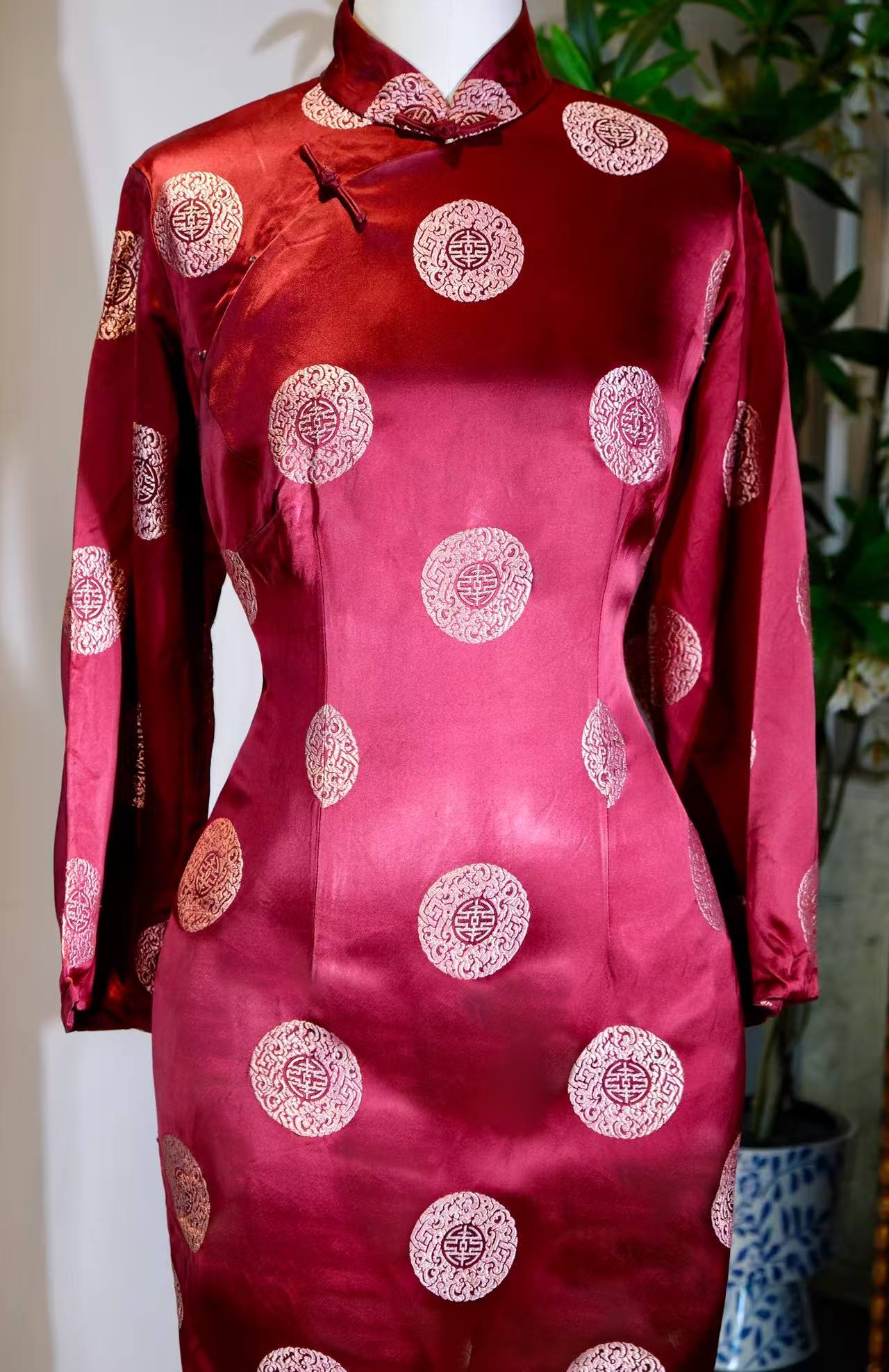 60年代 - 织锦素影，团寿凝香——六十年代港制白丝提花古董旗袍的岁月叙事 | 1960s - Brocade Shadows and Lingering Fragrance: A Narrative of a 1960s Hong Kong-Made White-Silk Jacquard Vintage Cheongsam