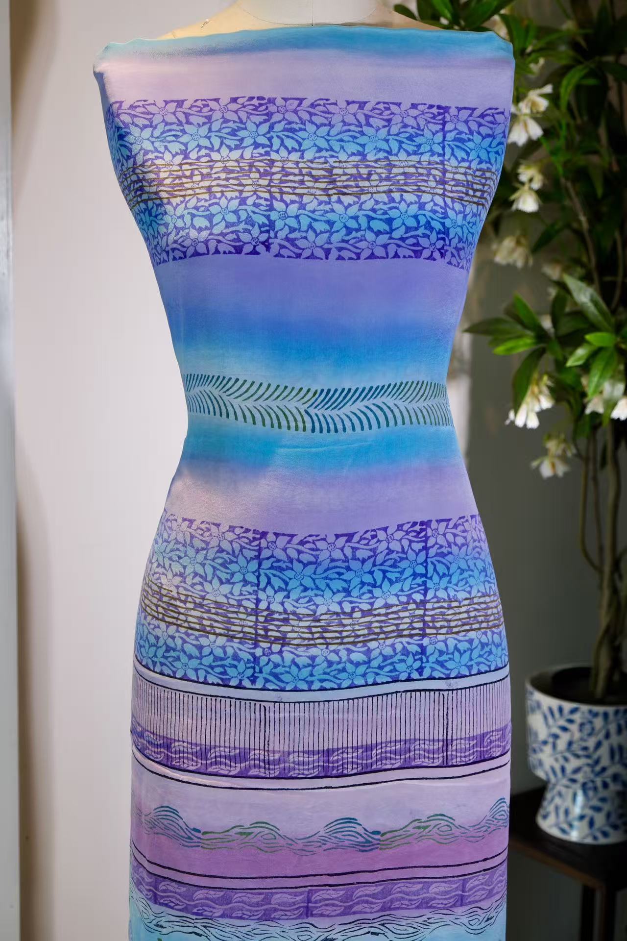 布料名 - 漫步云端 · 渐变蓝紫色调多重纹饰艺术真丝绸 | Fabric Name - Celestial Drift: Multi-Textured Art Silk in Gradient Azure and Lilac