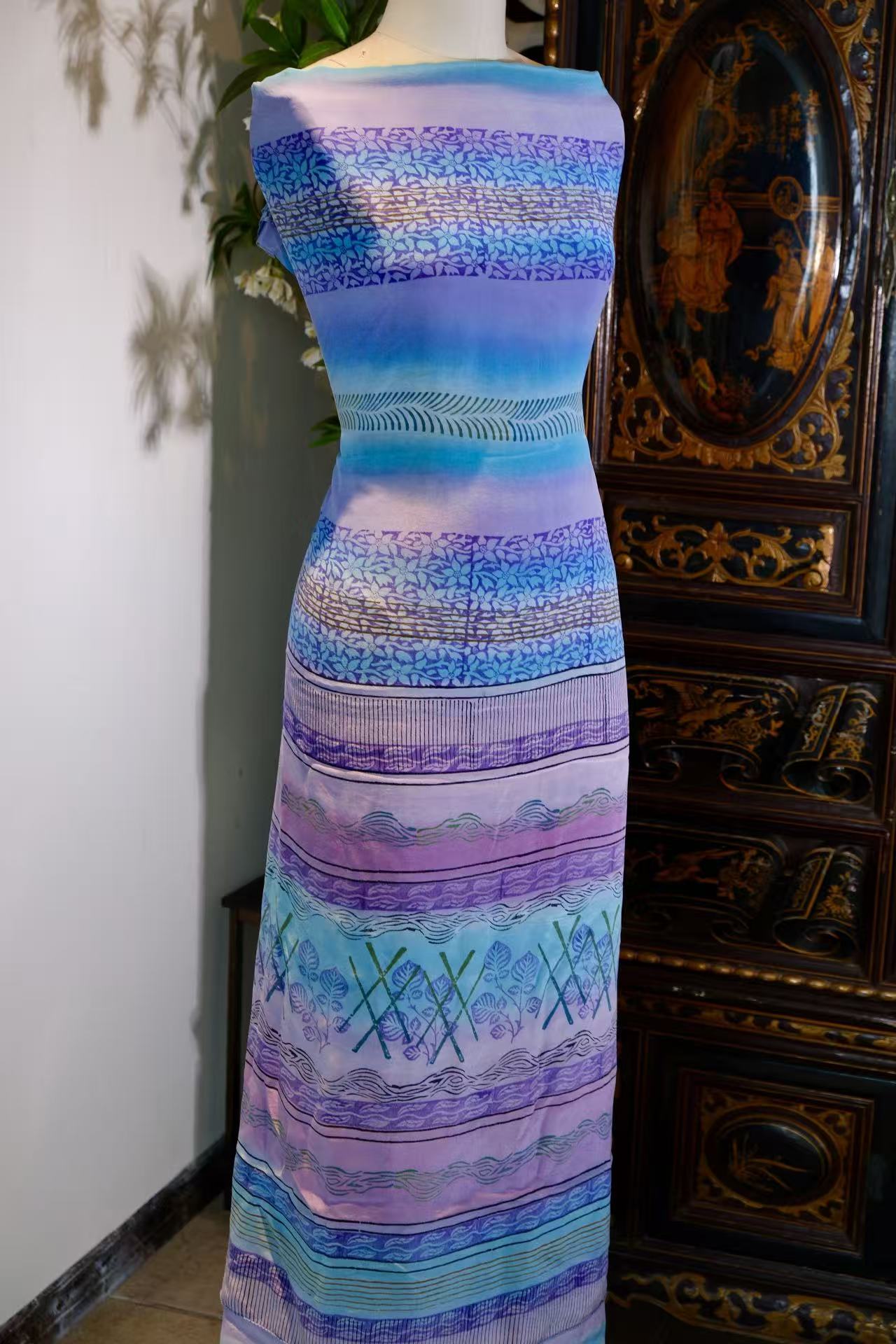 布料名 - 漫步云端 · 渐变蓝紫色调多重纹饰艺术真丝绸 | Fabric Name - Celestial Drift: Multi-Textured Art Silk in Gradient Azure and Lilac
