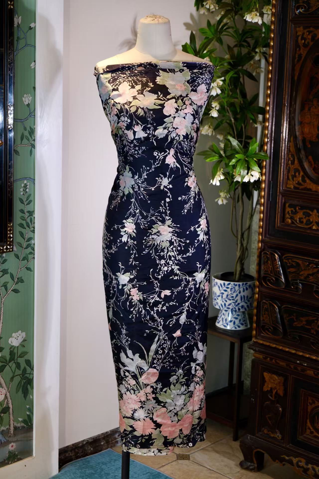布料名 - 黛夜繁锦 · 樱粉簇拥极写意艺术印花真丝绸 | Fabric Name - Midnight Bloom: Artistic Silk with Cascading Cherry Pink Florals