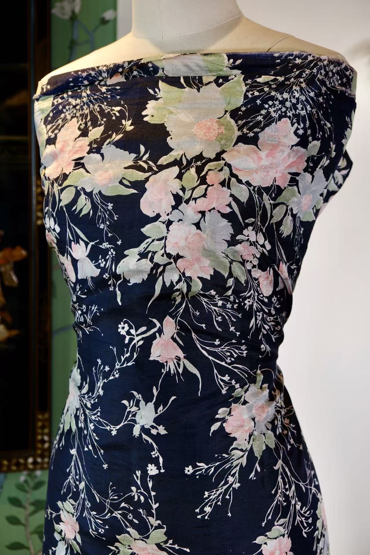 布料名 - 黛夜繁锦 · 樱粉簇拥极写意艺术印花真丝绸 | Fabric Name - Midnight Bloom: Artistic Silk with Cascading Cherry Pink Florals