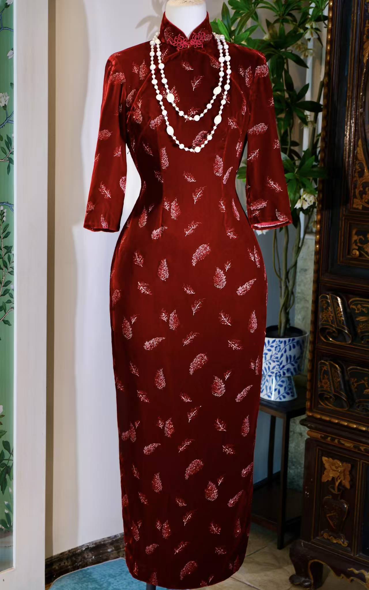 60年代 - 岁月织锦：六十年代台湾产手绘双襟花扣金丝绒旗袍 | 1960s - Brocade of Time: A 1960s Taiwan-Made Hand-Painted Velvet Double-Closure Qipao