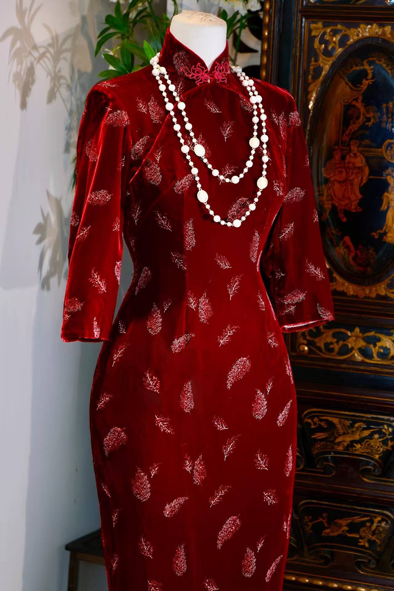 60年代 - 岁月织锦：六十年代台湾产手绘双襟花扣金丝绒旗袍 | 1960s - Brocade of Time: A 1960s Taiwan-Made Hand-Painted Velvet Double-Closure Qipao