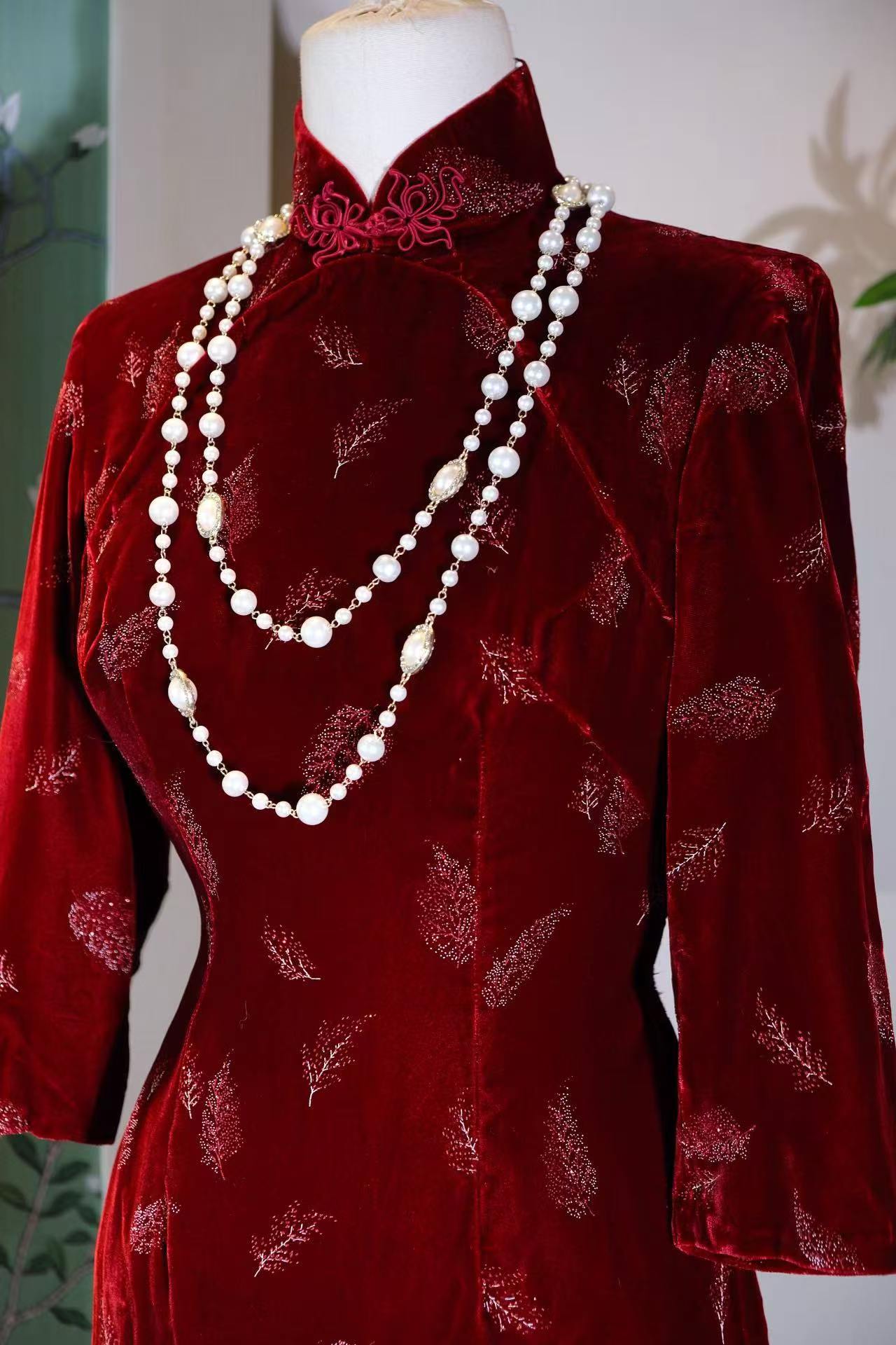 60年代 - 岁月织锦：六十年代台湾产手绘双襟花扣金丝绒旗袍 | 1960s - Brocade of Time: A 1960s Taiwan-Made Hand-Painted Velvet Double-Closure Qipao