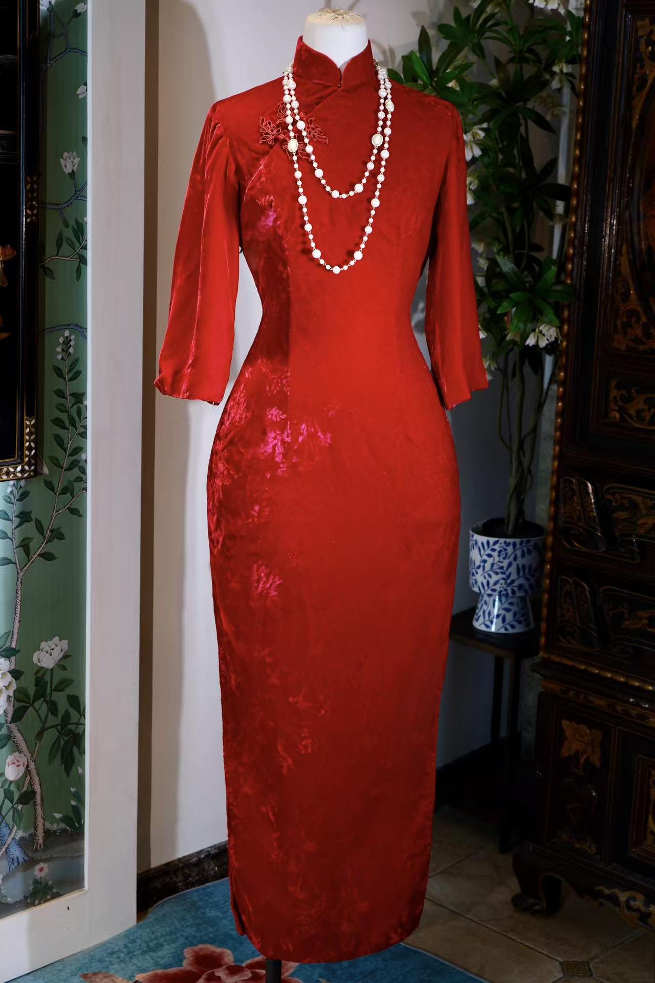 60年代 - 胭脂灼灼，南洋梦影——六十年代台湾产压花丝绒古董旗袍鉴赏 | 1960s - Brilliant Rouge, Nanyang Shadows: A 1960s Taiwan-Made Embossed Velvet Vintage Qipao