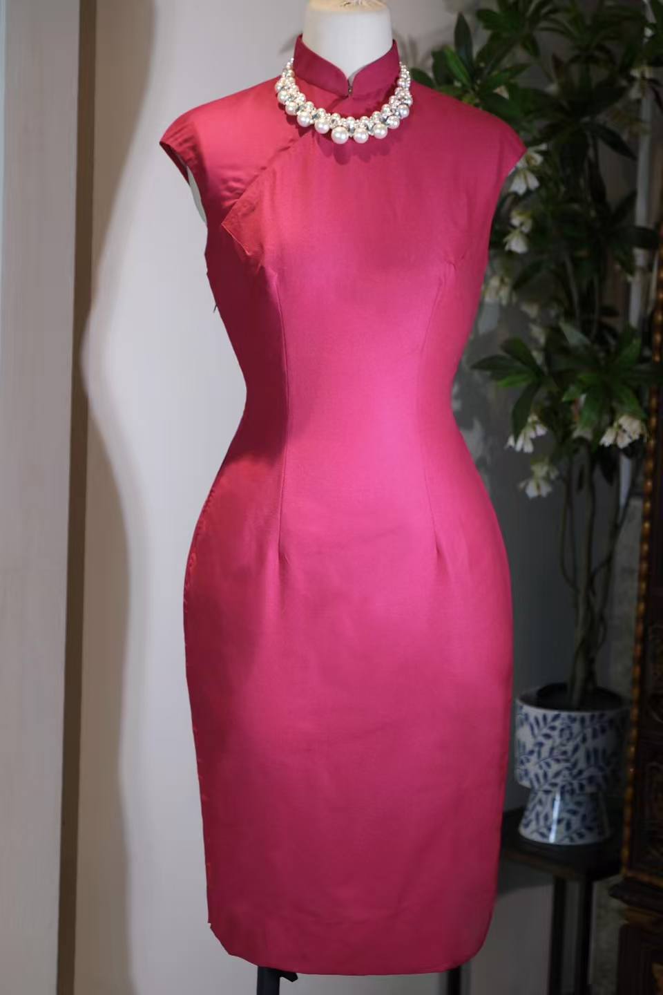 60年代 - 玫红无袖素面旗袍：六十年代台湾的“无声之诗” | 1960s - Sleeveless Rose-Red Plain Qipao: A "Silent Poem" of 1960s Taiwan