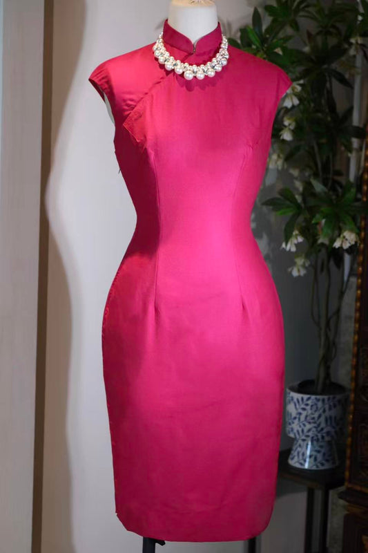 60年代 - 玫红无袖素面旗袍：六十年代台湾的“无声之诗” | 1960s - Sleeveless Rose-Red Plain Qipao: A "Silent Poem" of 1960s Taiwan