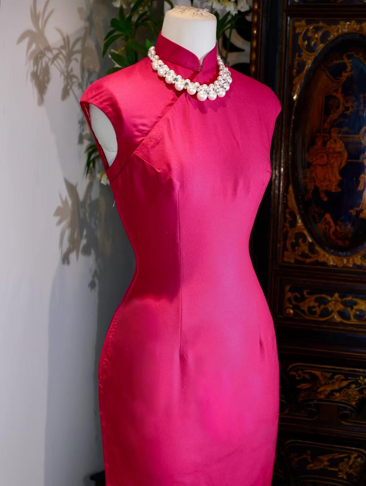 60年代 - 玫红无袖素面旗袍：六十年代台湾的“无声之诗” | 1960s - Sleeveless Rose-Red Plain Qipao: A "Silent Poem" of 1960s Taiwan