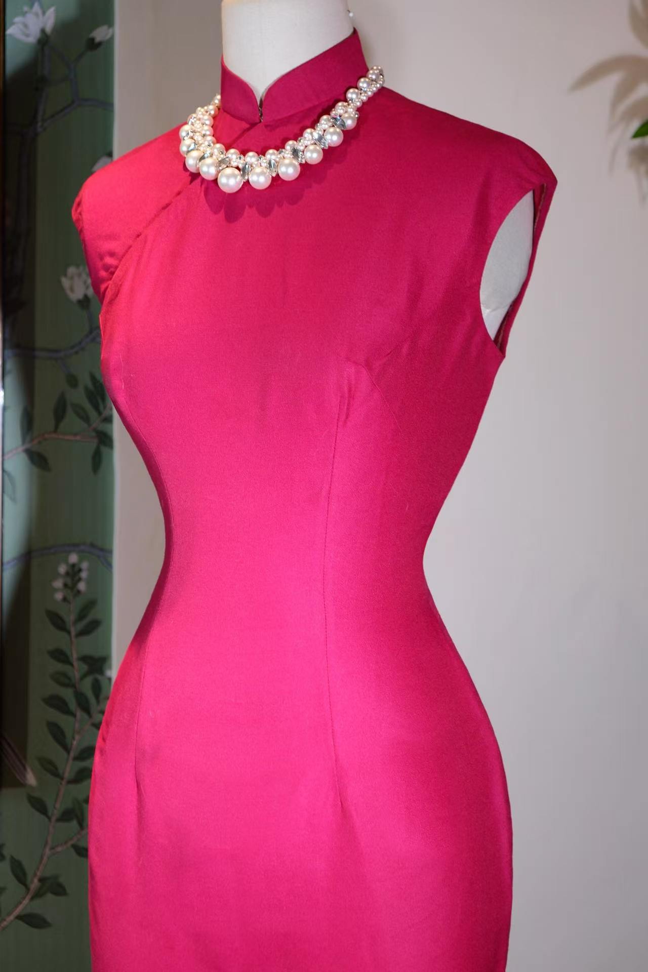 60年代 - 玫红无袖素面旗袍：六十年代台湾的“无声之诗” | 1960s - Sleeveless Rose-Red Plain Qipao: A "Silent Poem" of 1960s Taiwan