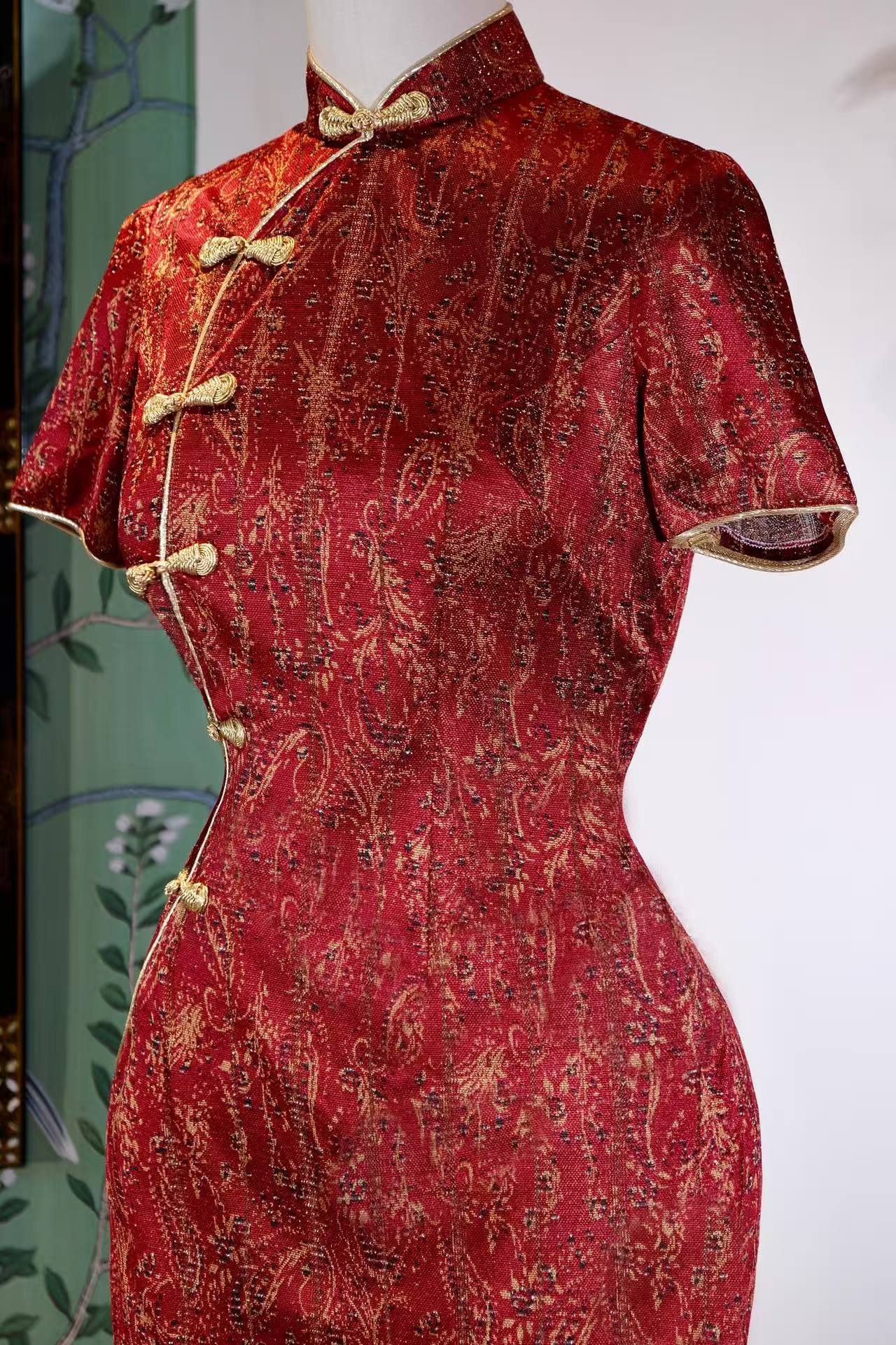 60年代 - 金缕红妆：一件六十年代台湾古董旗袍的物质文化考释 | 1960s - Red Makeup and Golden Threads: A Material Culture Interpretation of a 1960s Taiwan Vintage Qipao