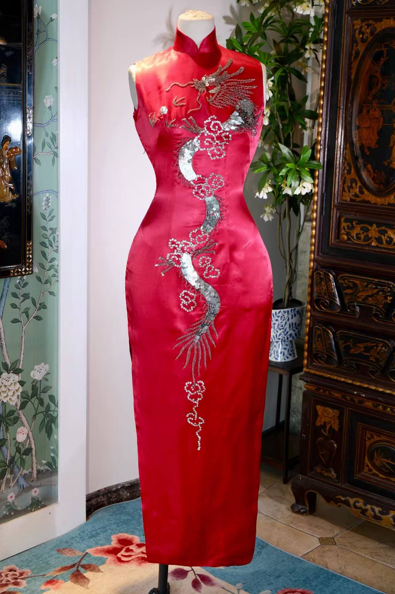 60年代 - 台北华美旗袍：红缎银龙亮片高级定制 | 1960s - Vintage 1960s Taiwan High Society Qipao: Crimson Satin & Silver Sequin Dragon Motif