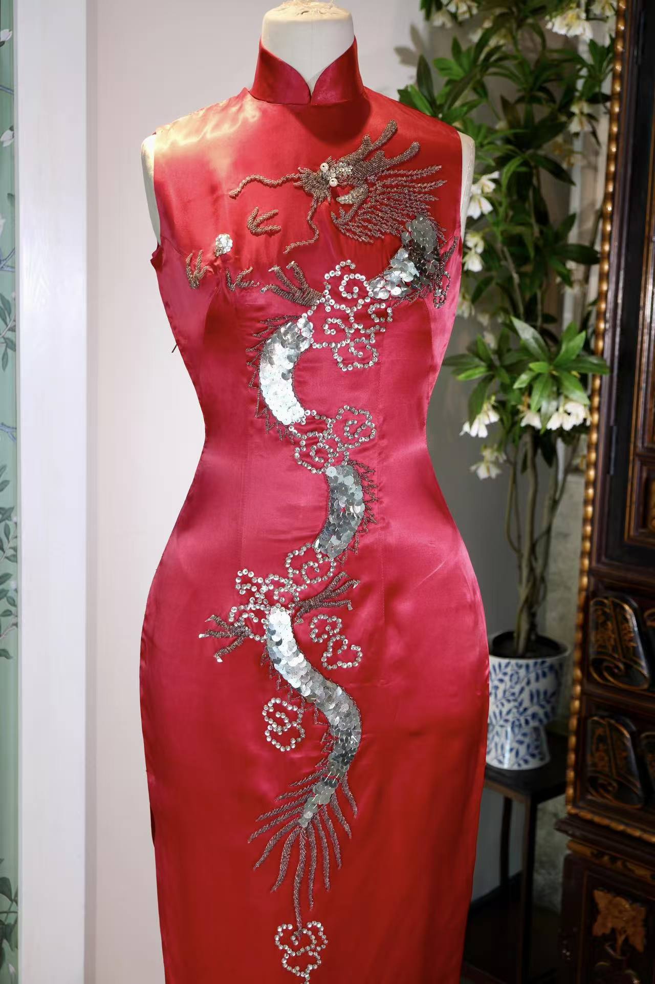 60年代 - 台北华美旗袍：红缎银龙亮片高级定制 | 1960s - Vintage 1960s Taiwan High Society Qipao: Crimson Satin & Silver Sequin Dragon Motif