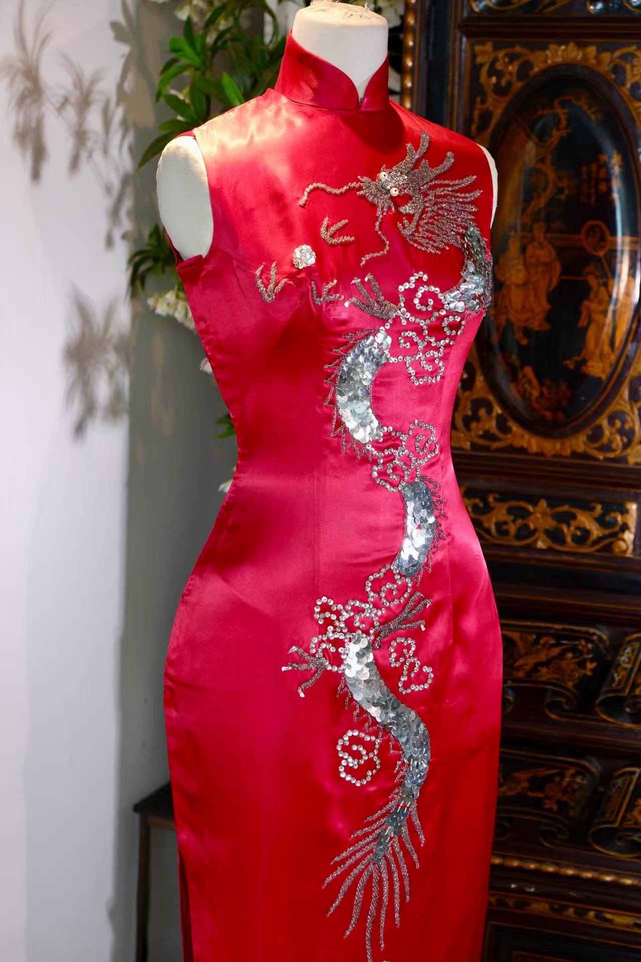 60年代 - 台北华美旗袍：红缎银龙亮片高级定制 | 1960s - Vintage 1960s Taiwan High Society Qipao: Crimson Satin & Silver Sequin Dragon Motif