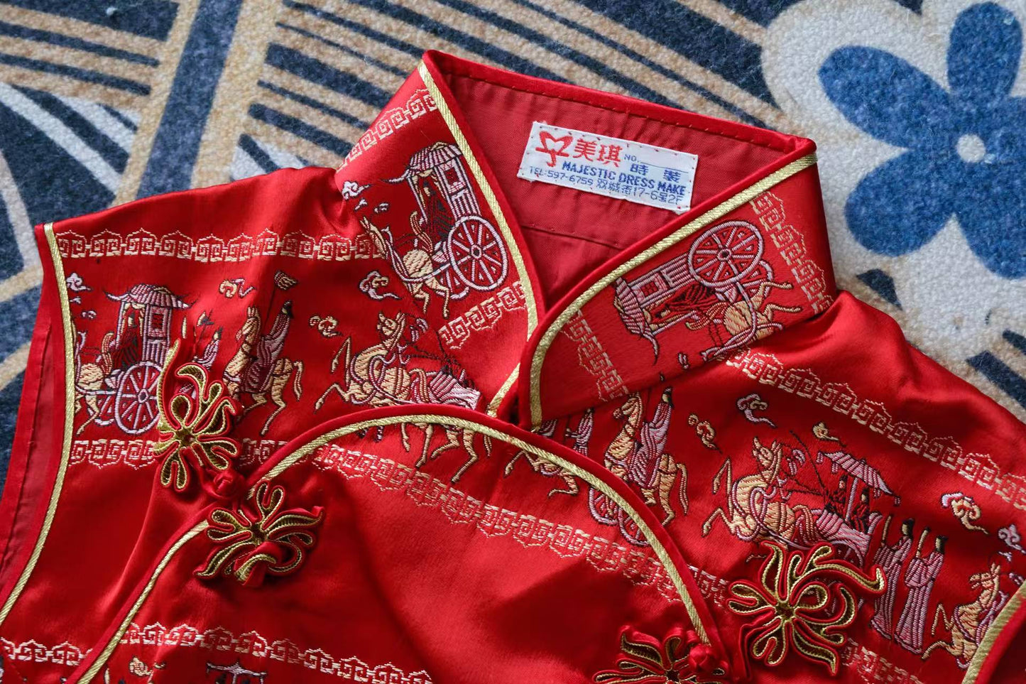 60年代 - 锦缎上的汉代出行图：一件1960年代台湾美琪旗袍的艺术与时光 | 1960s - Han Dynasty Procession on Brocade: Art and Time in a 1960s Taiwan "Majestic" Qipao