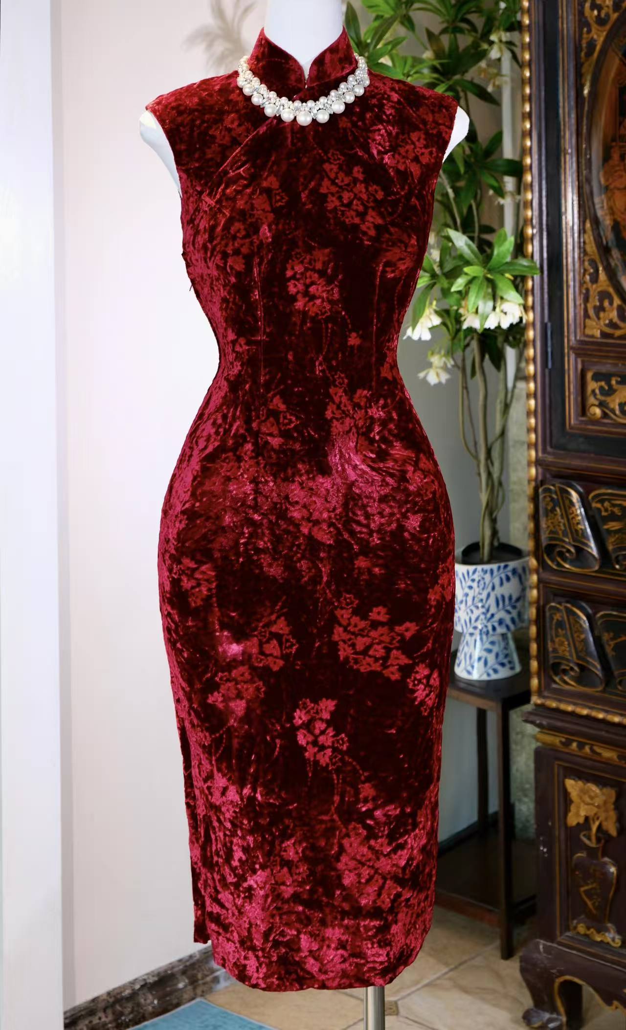 60年代 - 一件丝绒压花旗袍里的六十年代旧梦 | 1960s - A 1960s Dream Woven in Embossed Velvet