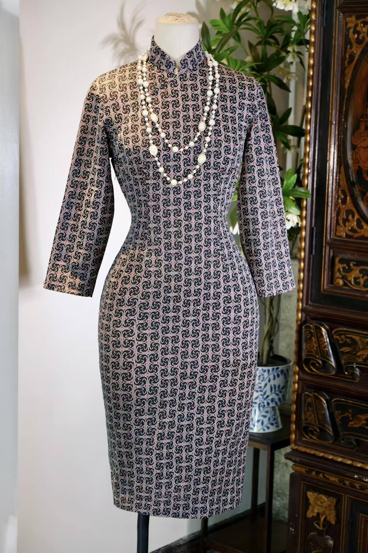 60年代 - 云纹织锦里的时光密码 | 1960s - Time Codes Within the Cloud-Patterned Brocade