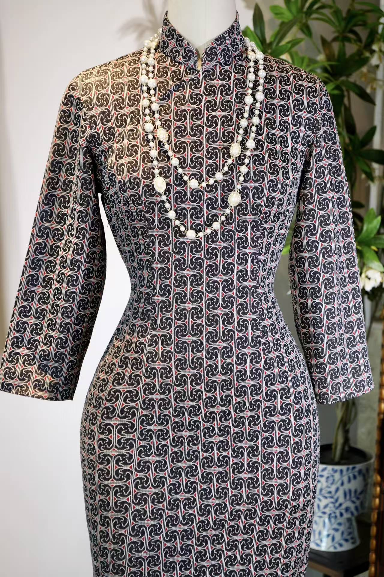 60年代 - 云纹织锦里的时光密码 | 1960s - Time Codes Within the Cloud-Patterned Brocade