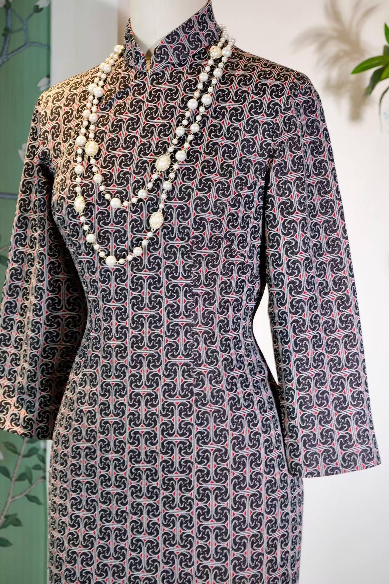 60年代 - 云纹织锦里的时光密码 | 1960s - Time Codes Within the Cloud-Patterned Brocade