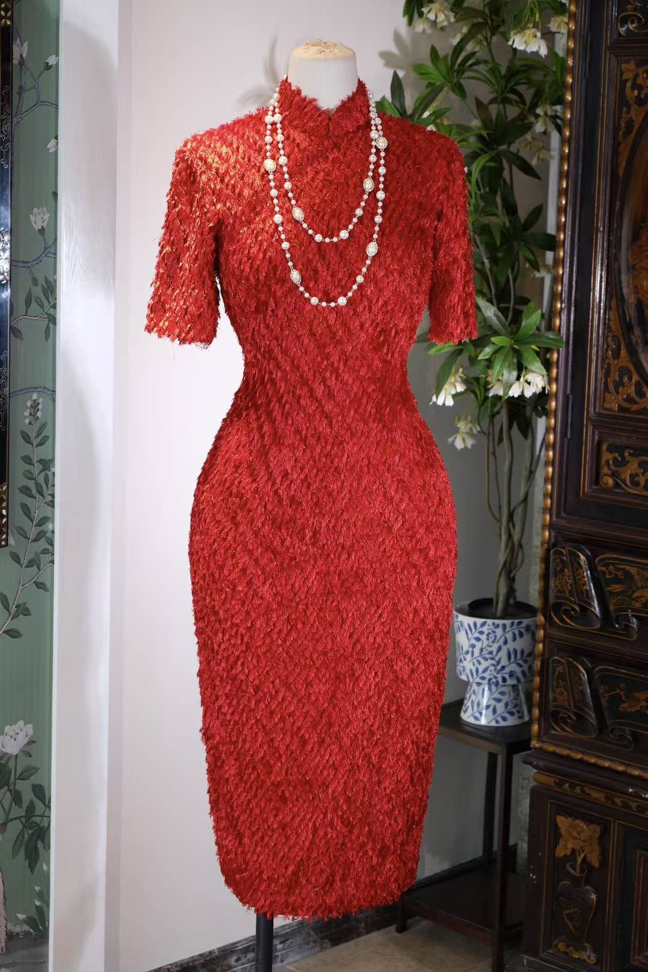 60年代 - 赤焰流金：一件六十年代意港合璧的古董旗袍 | 1960s - Crimson Flame and Flowing Gold: A 1960s Sino-Italian Vintage Qipao