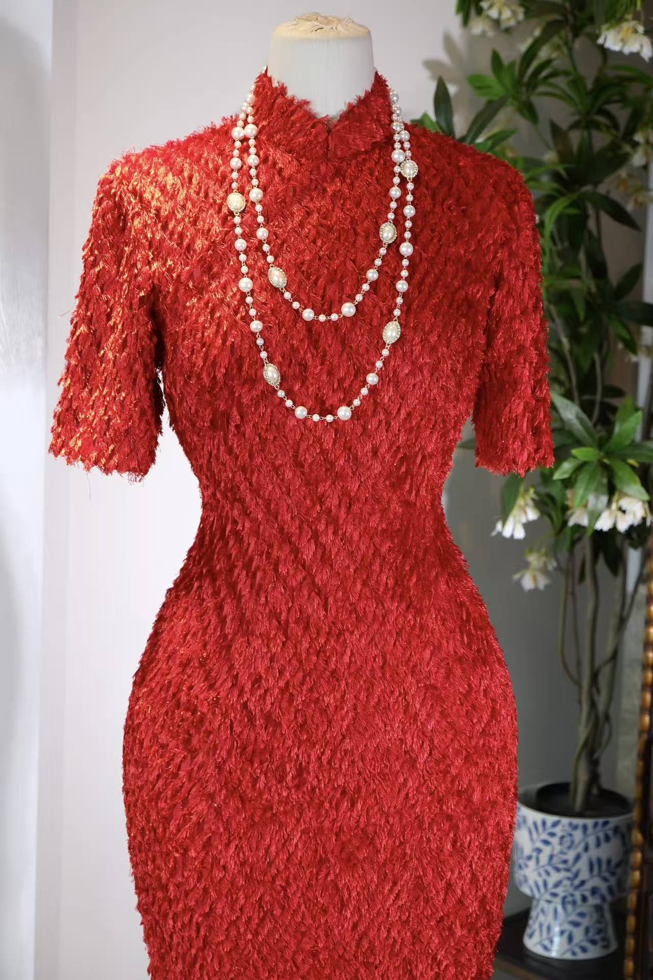 60年代 - 赤焰流金：一件六十年代意港合璧的古董旗袍 | 1960s - Crimson Flame and Flowing Gold: A 1960s Sino-Italian Vintage Qipao