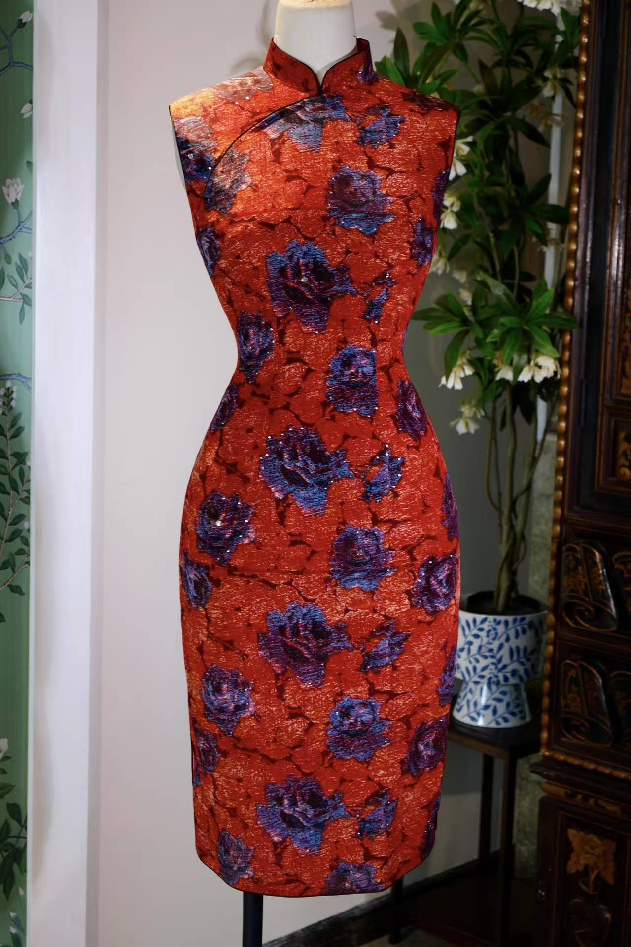 客定结缘 - 一袭红裳，百年风华 | Customized Design - A Crimson Silhouette, A Century of Grace