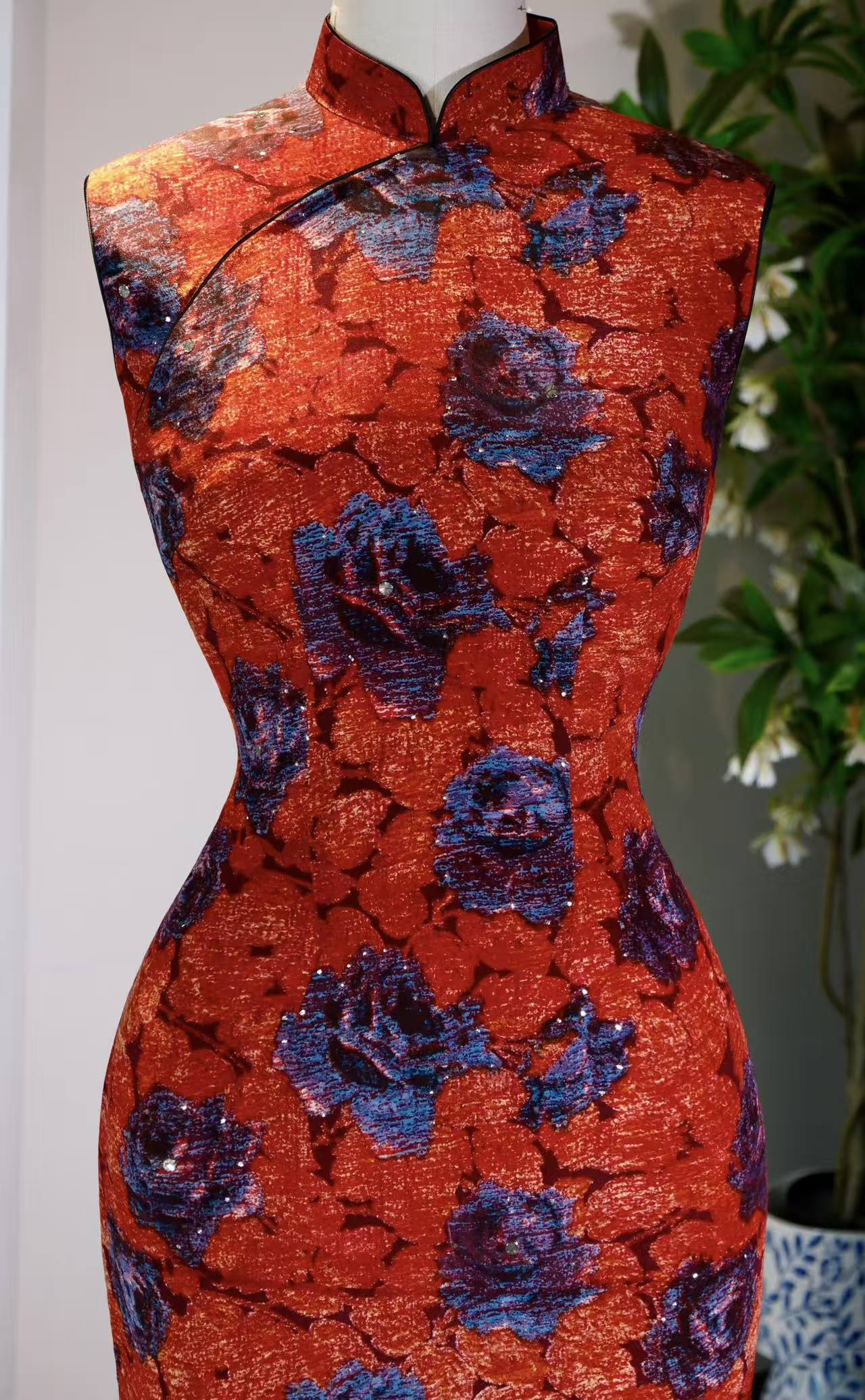 客定结缘 - 一袭红裳，百年风华 | Customized Design - A Crimson Silhouette, A Century of Grace
