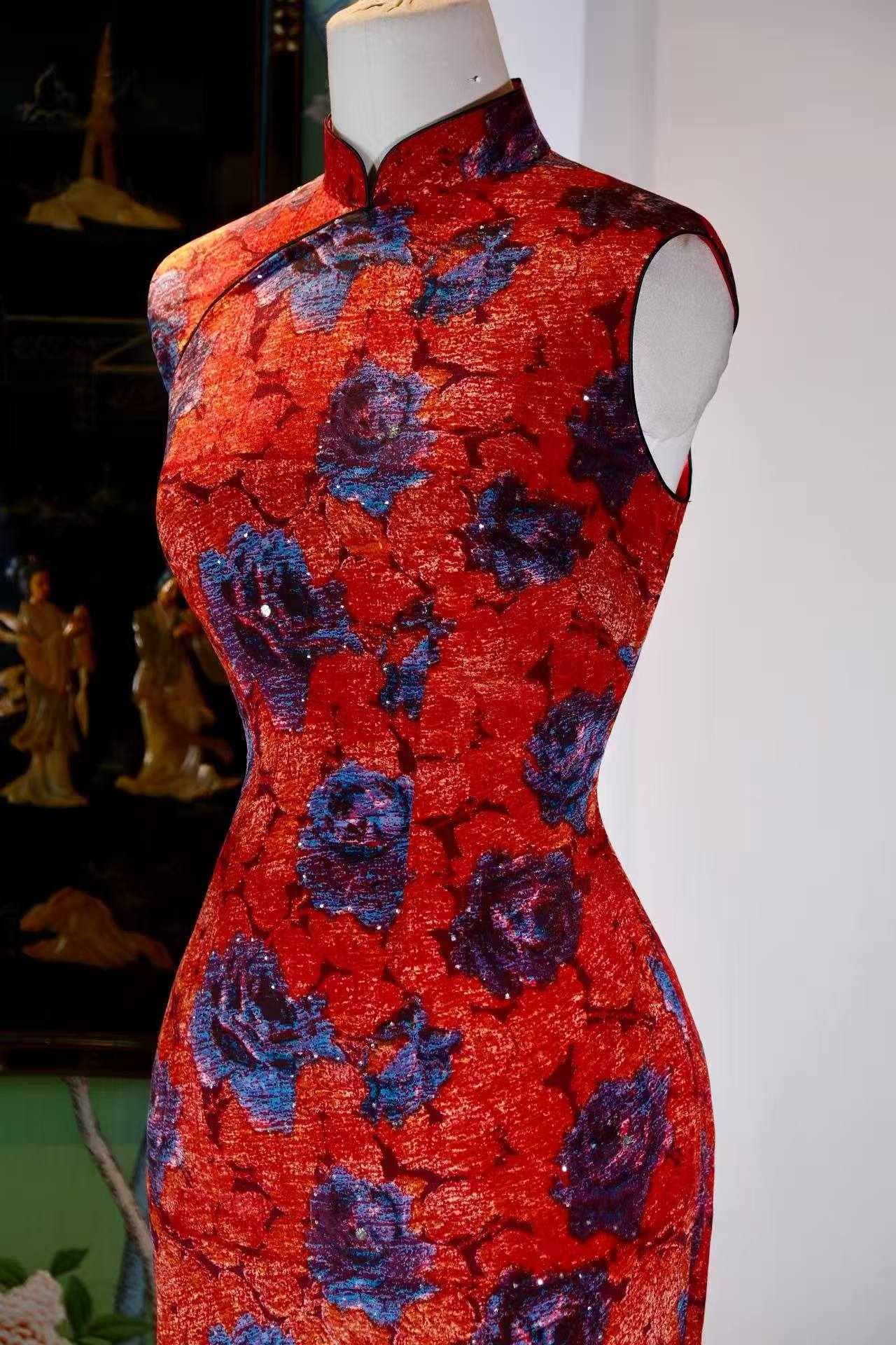 客定结缘 - 一袭红裳，百年风华 | Customized Design - A Crimson Silhouette, A Century of Grace
