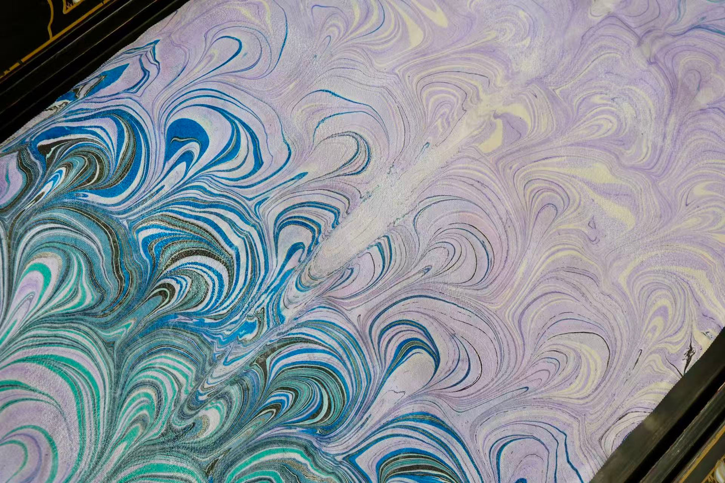 布料名 - 极光梦境：薰衣草之森与孔雀蓝之泪的苏梅流动真丝绸 | Fabric Name - Aurora Dreamscape: Suminigashi Silk Satin in Lavender Forest and Peacock Blue Tear Gradient
