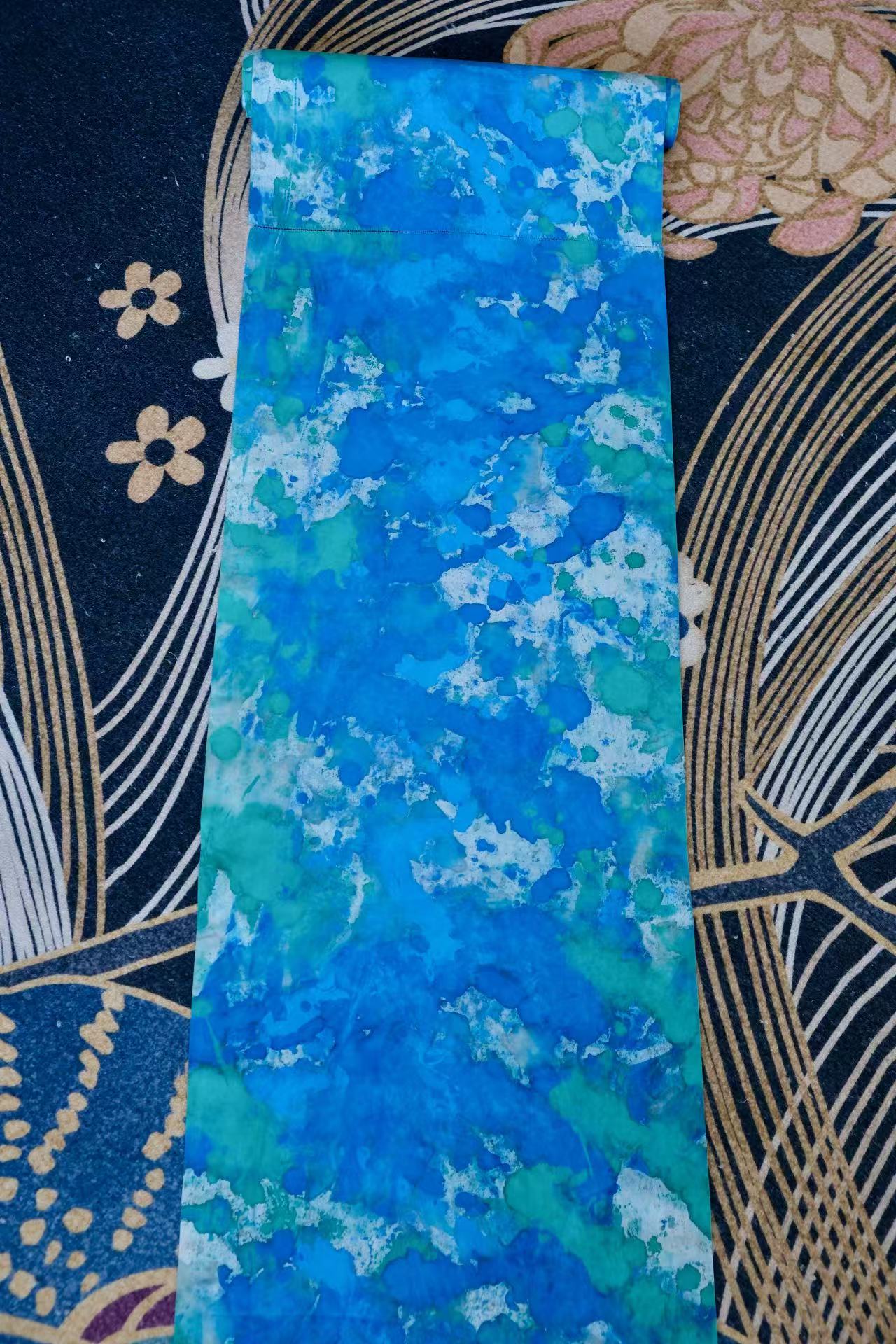 布料名 - 深海回响：湛蓝与薄荷绿交织的泼墨意象真丝绸 | Fabric Name - Deep Sea Echoes: Abstract Splash-Ink Silk Satin in Azure and Mint Verdance