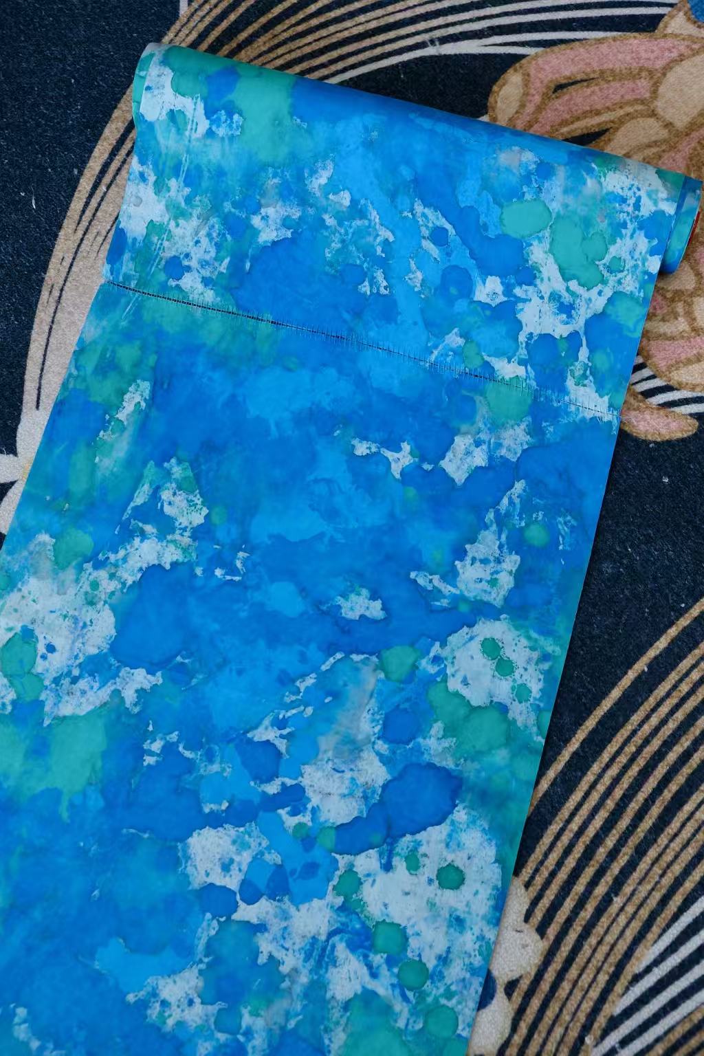 布料名 - 深海回响：湛蓝与薄荷绿交织的泼墨意象真丝绸 | Fabric Name - Deep Sea Echoes: Abstract Splash-Ink Silk Satin in Azure and Mint Verdance